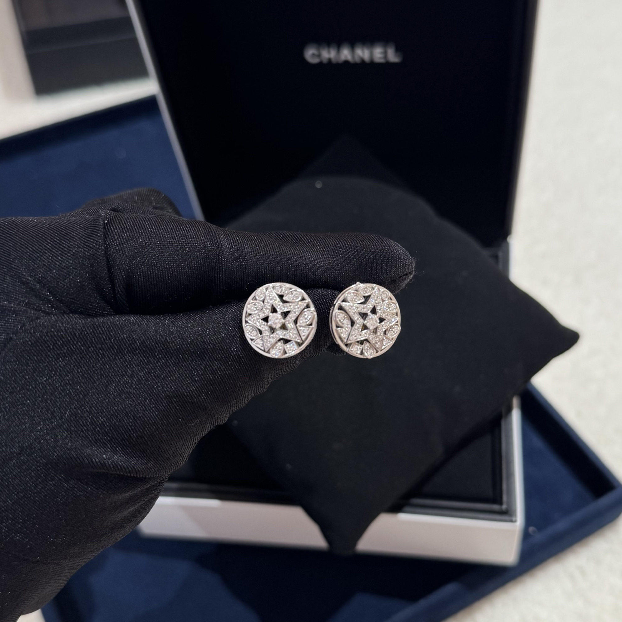 Pre-owned Chanel Comet 18k White Gold And Diamond Earrings