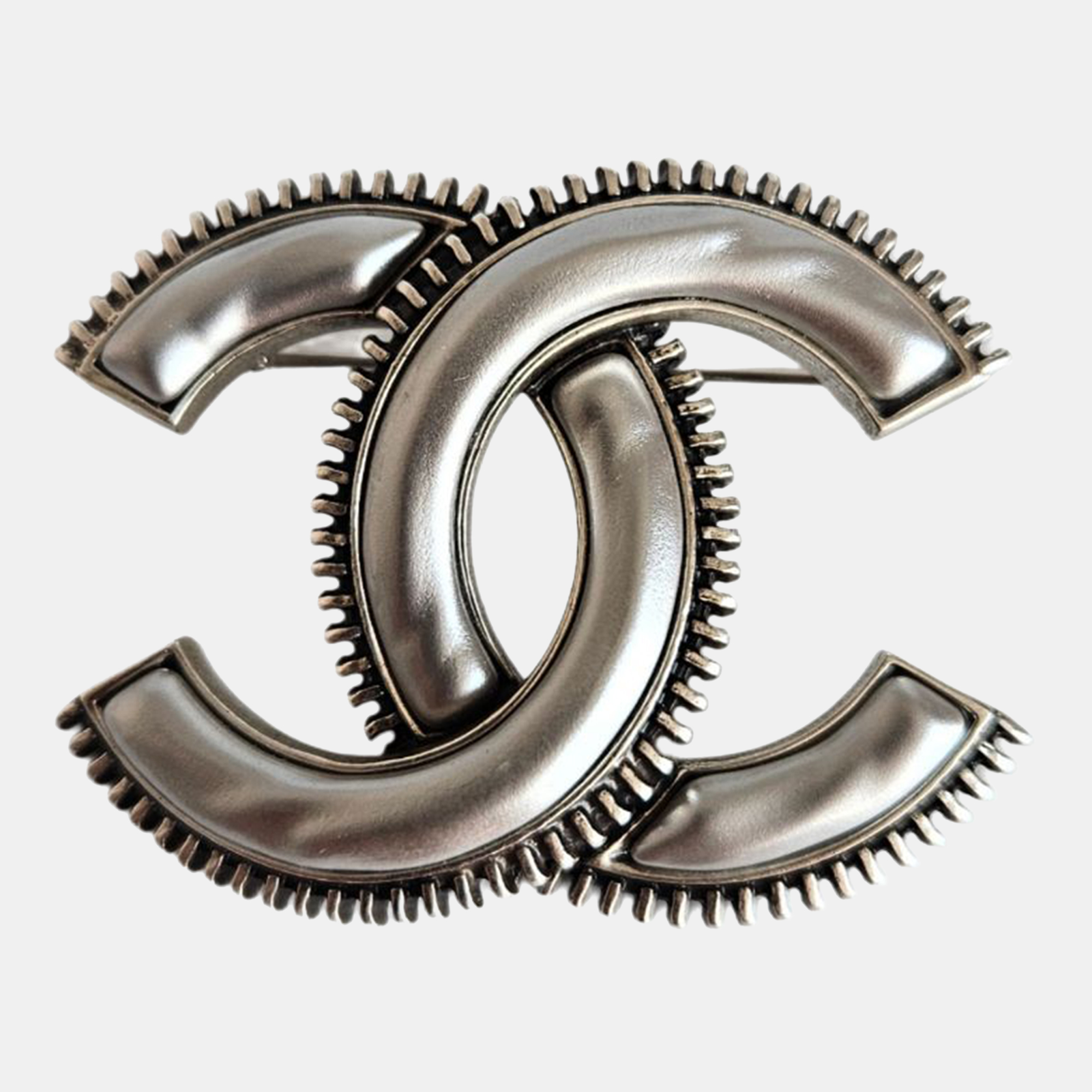 

Chanel Grey CC Laiton Argente Brooch