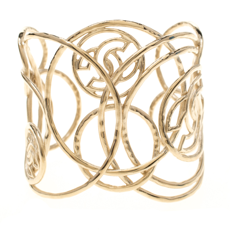 مملوكة مسبقًا  سوار شانيل CC عريض ذهبي غير لامع