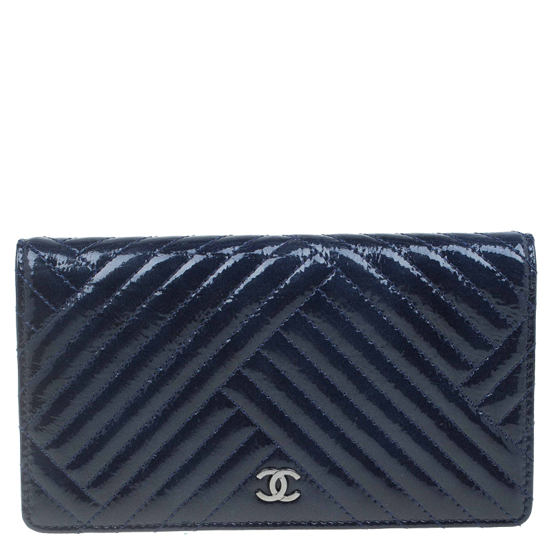 مملوكة مسبقًا Chanel Navy Blue Patent Bi-Fold Continental Wallet