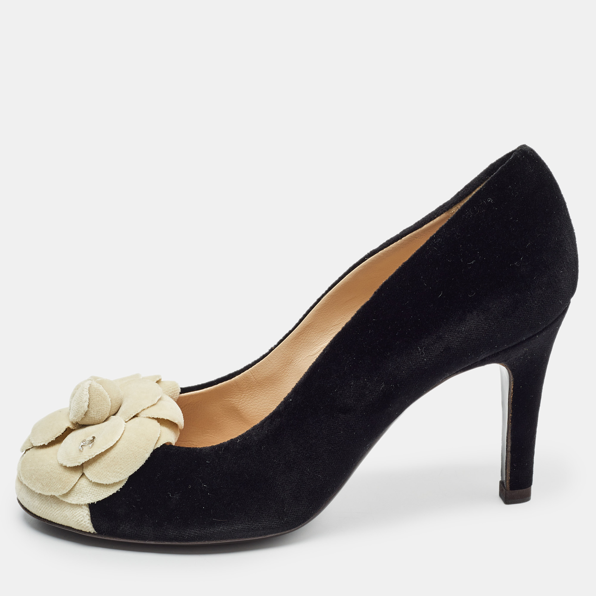 

Chanel Black/Cream Velvet CC Camelia Pumps Size