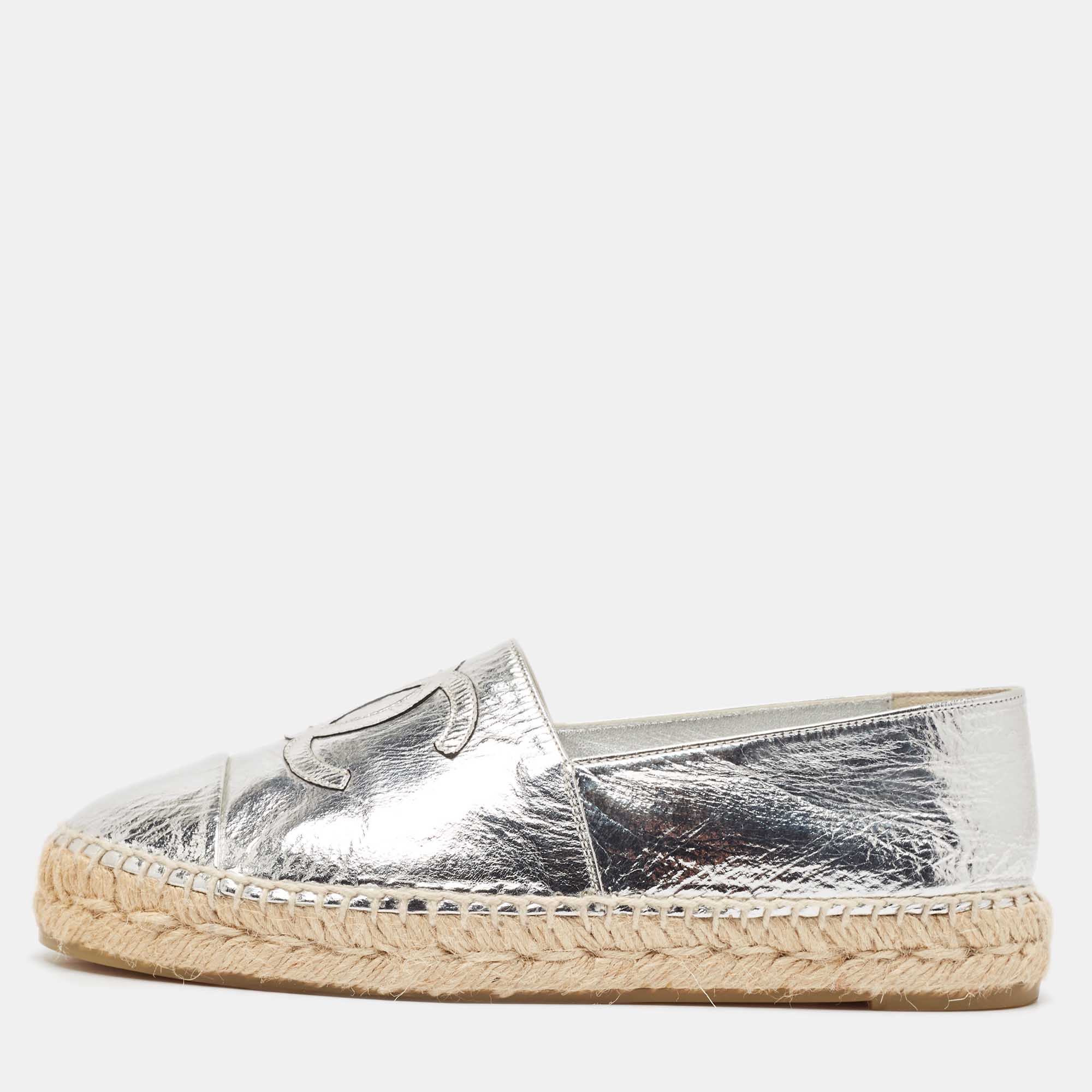 

Chanel Metallic Silver Laminated Leather CC Logo Espadrille Flats Size