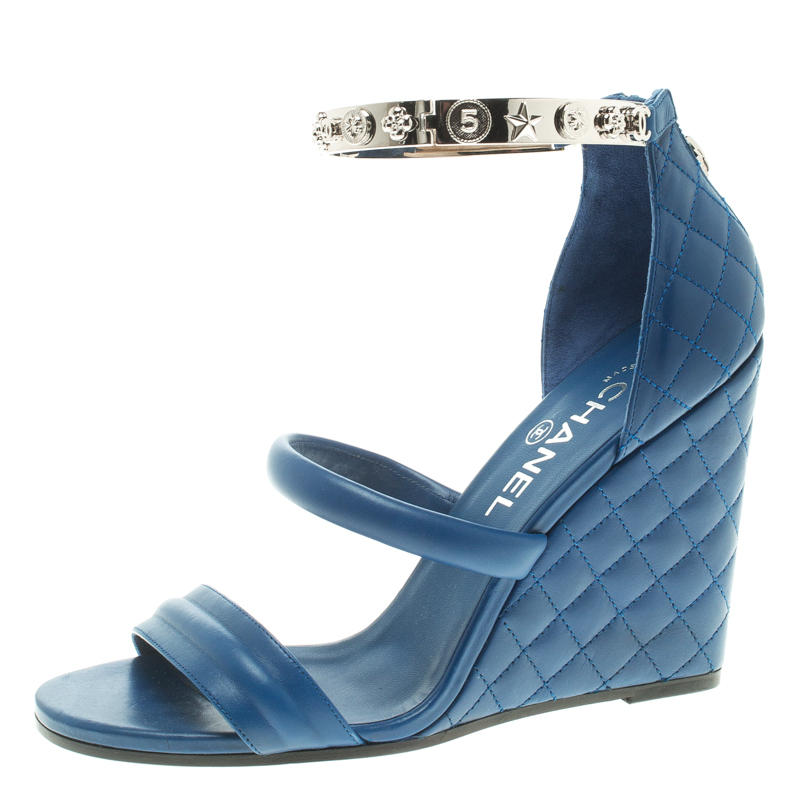 مملوكة مسبقًا Chanel Blue Quilted Leather Charm Embellished Ankle Cuff Wedge Sandals Size 39