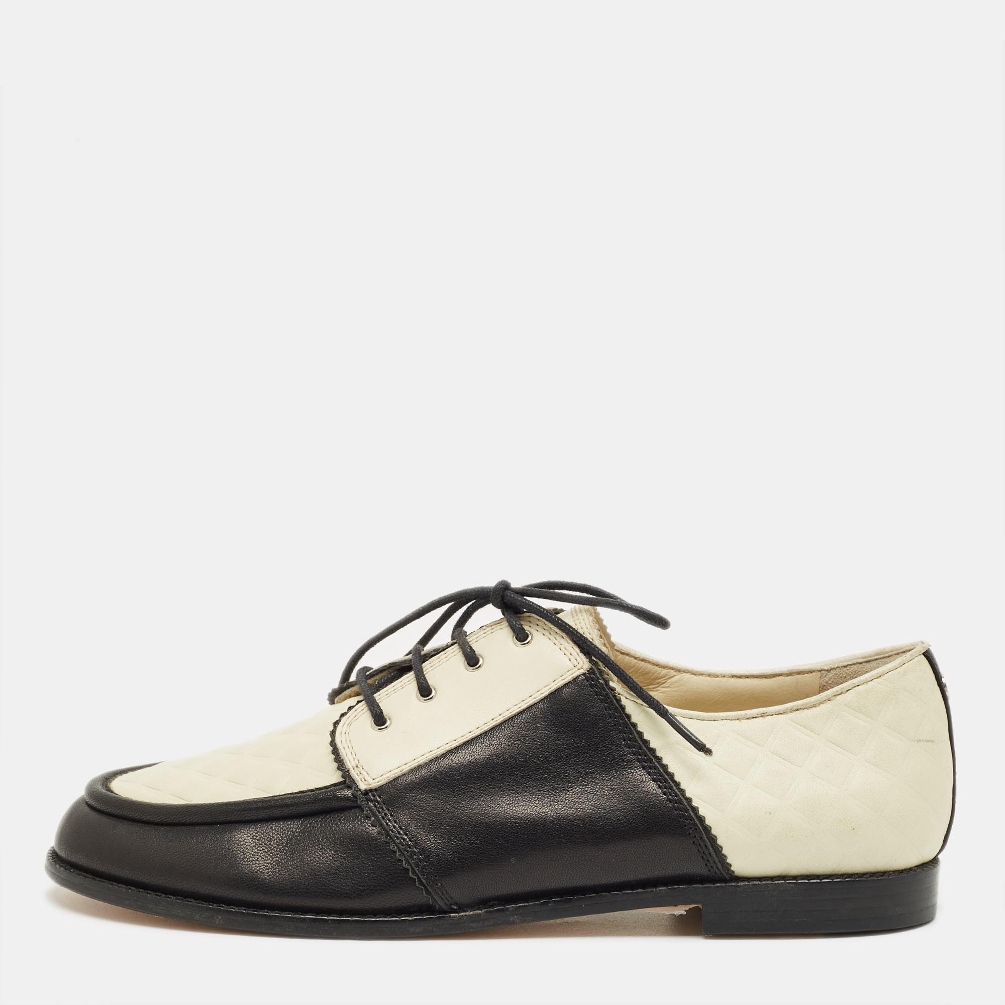 

Chanel White/Black Quilted Leather CC Hamburg Lace Up Derby Size