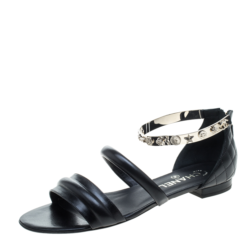 مملوكة مسبقًا Chanel Black Quilted Leather Charm Embellished Flat Sandals Size 39