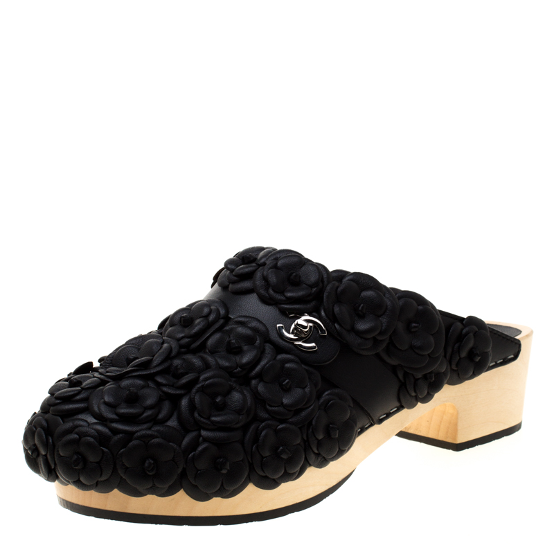 Pre Owned حذاء مولز شانيل نعل سميك خشبي كاميليا قفل دوا ر CC جلد أسود مقاس 39.5