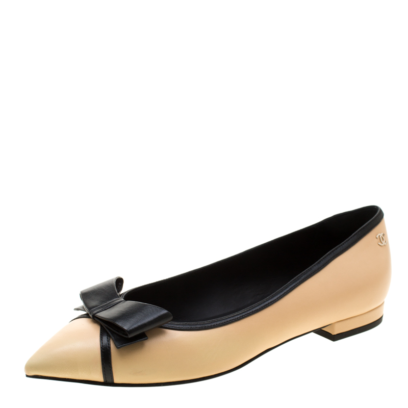 Pre Owned Chanel Beige/Black Leather CC Pointed Toe Flats Size 36