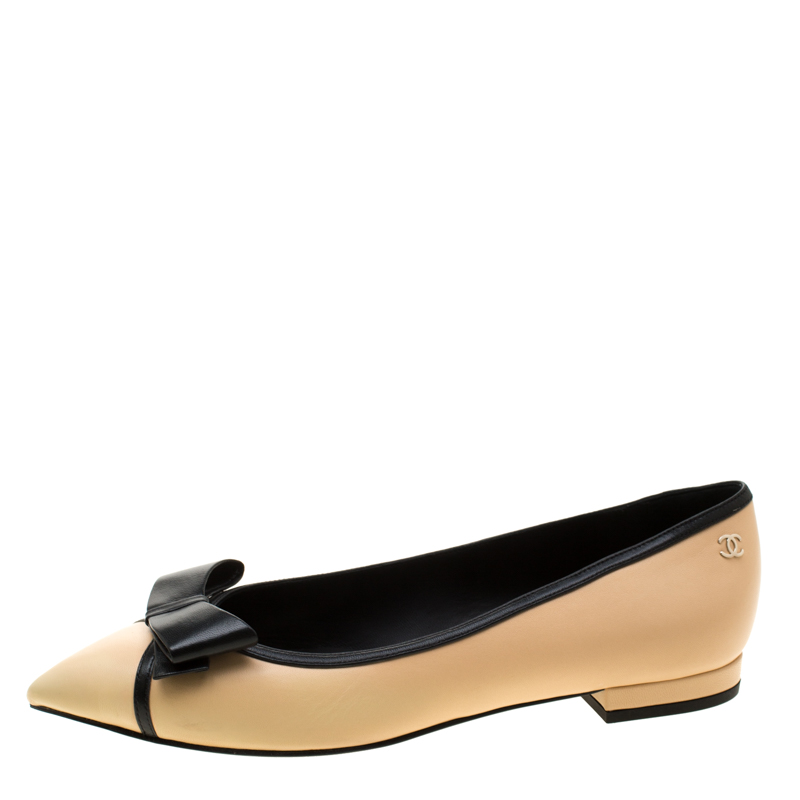 

Chanel Beige/Black Leather CC Pointed Toe Flats Size