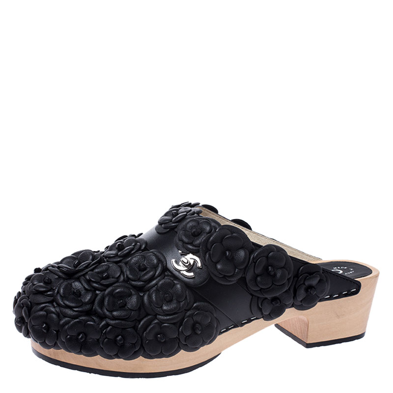 مملوكة مسبقًا Chanel Metallic Black Camellia Embellished CC Lock Wooden Clogs Size 40.5