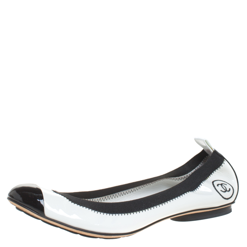 Pre Owned Chanel Black/White Patent Leather Scrunch CC Ballet Flats Size 37.5