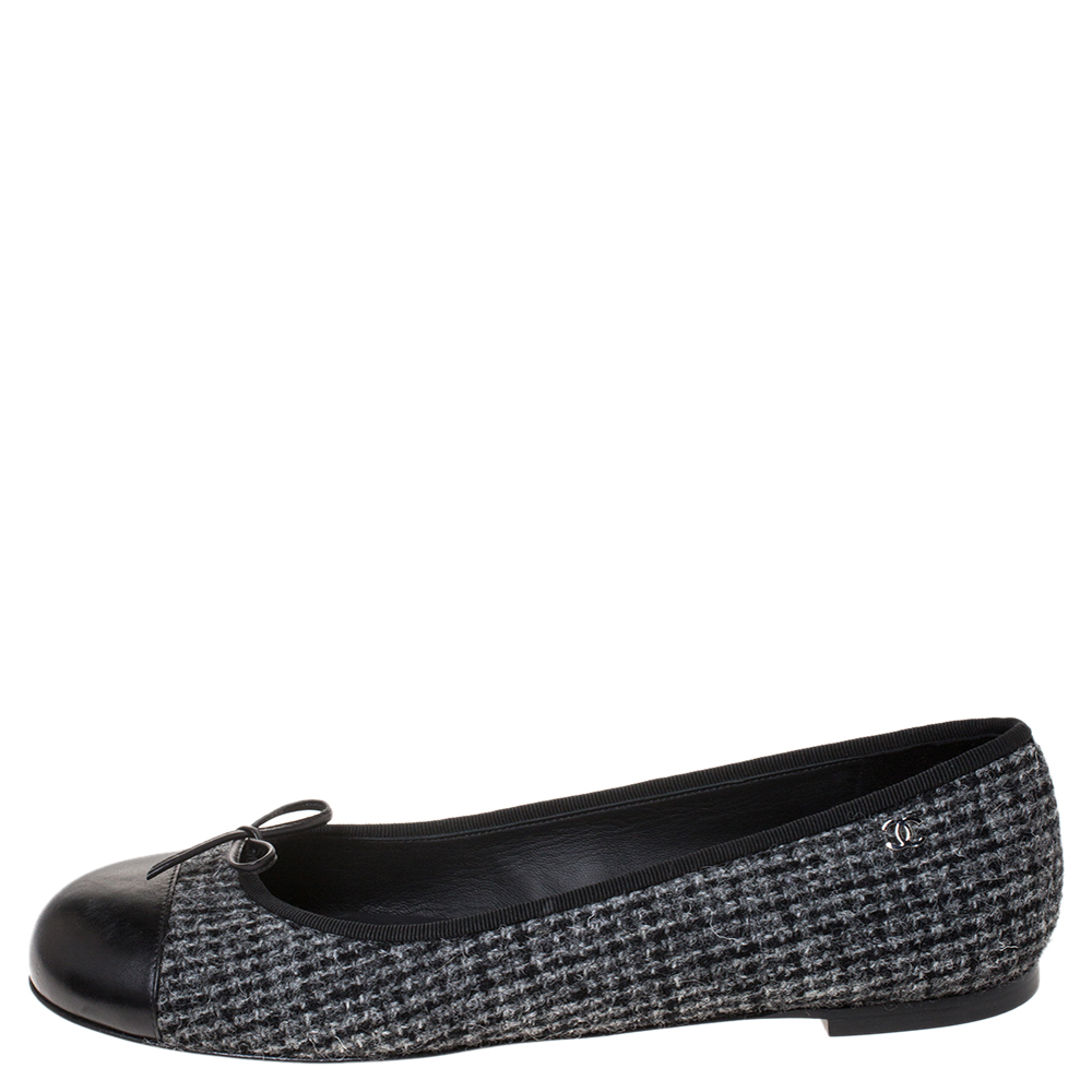 

Chanel Monochrome Tweed Fabric And Leather CC Cap Toe Bow Ballet Flats Size, Black