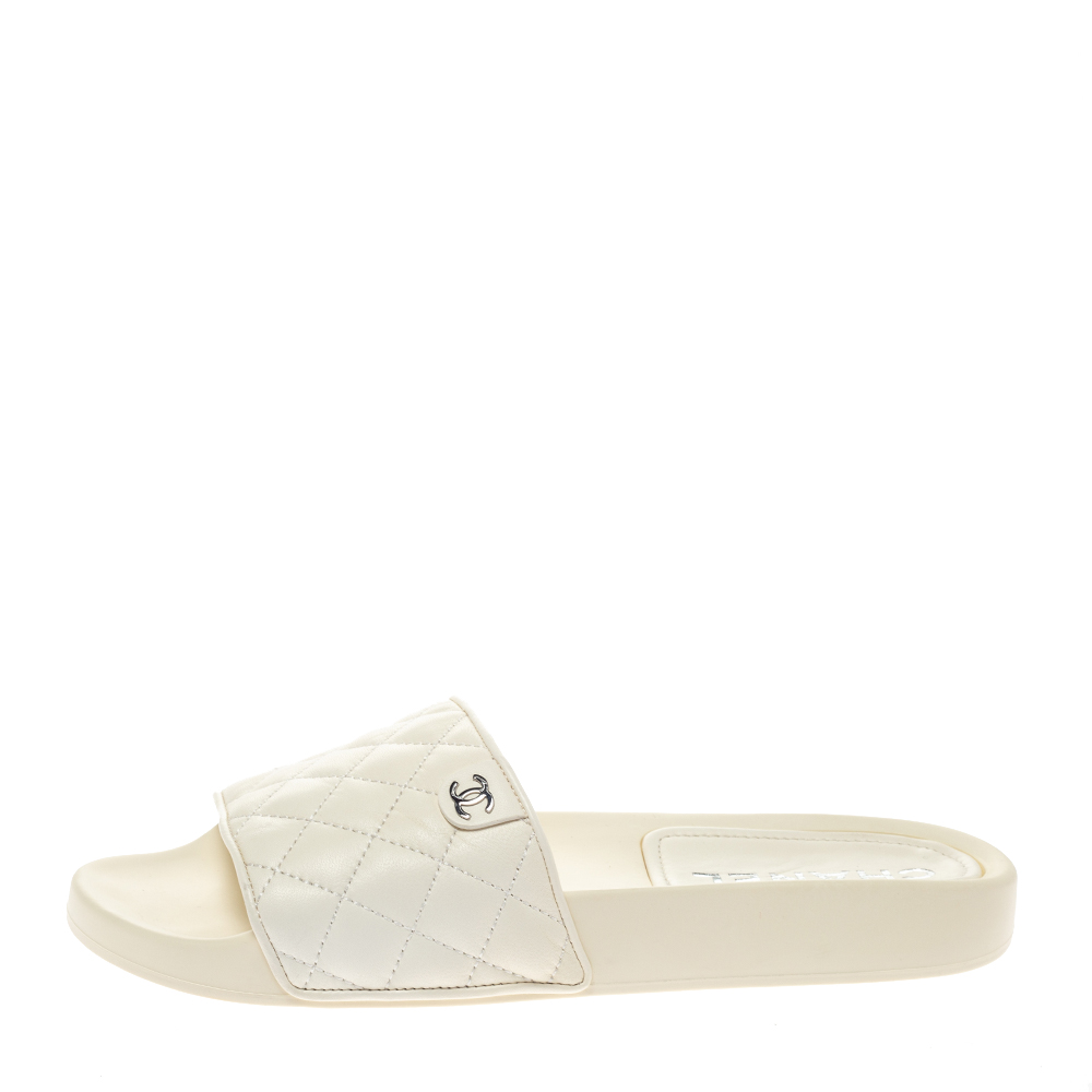 

Chanel White Quilted Leather CC Flat Slides Size