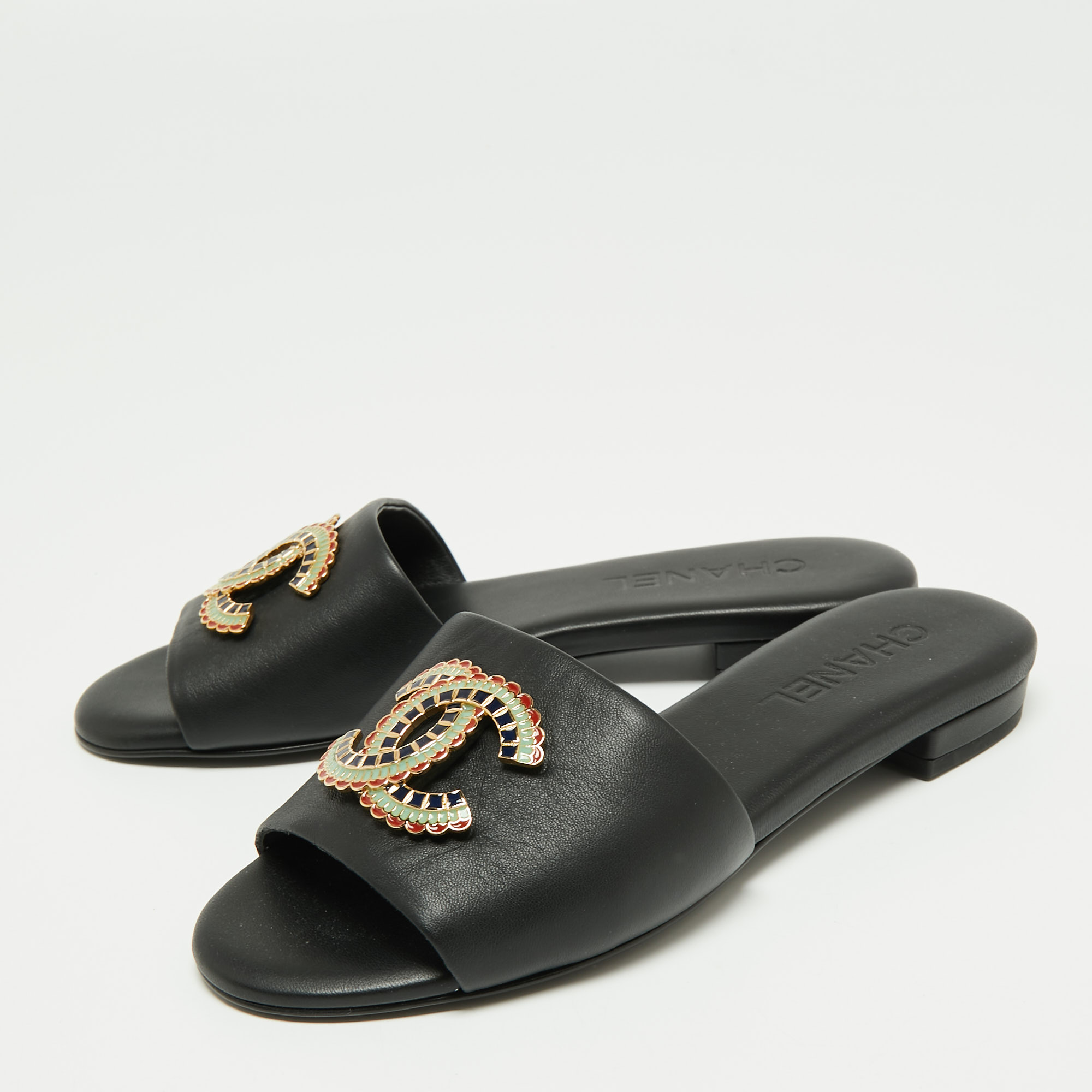 

Chanel Black Leather Interlocking CC Logo Slides Size