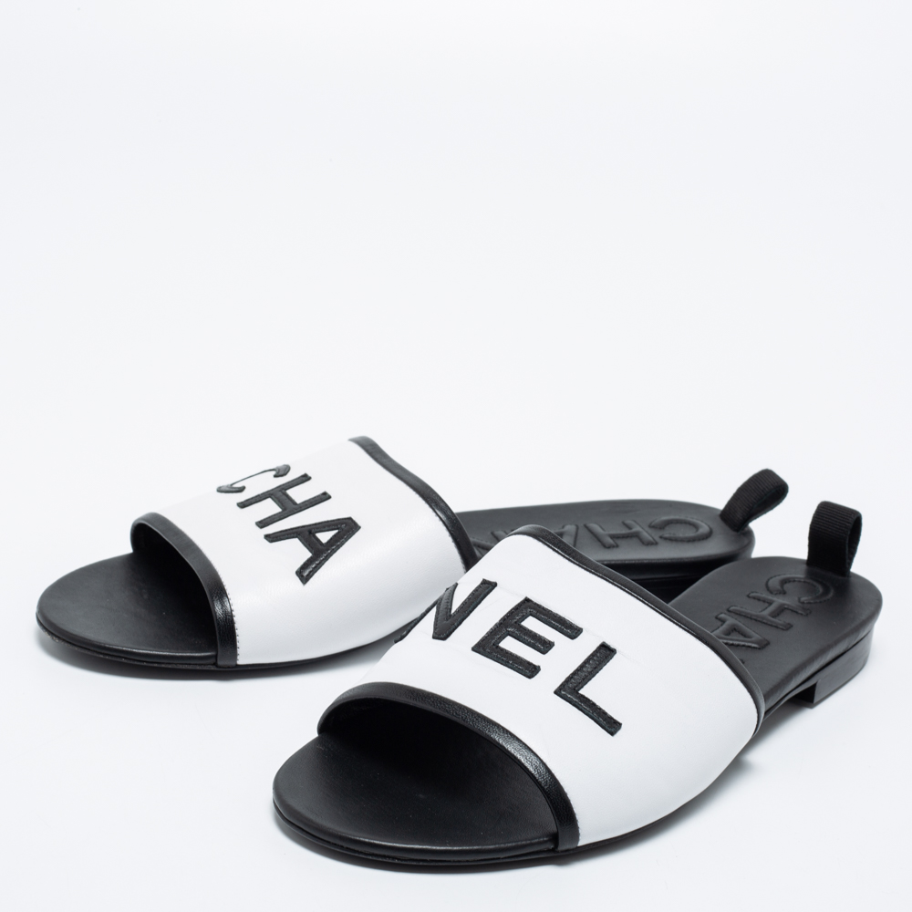 

Chanel White/Black Leather Logo Flat Slides Size