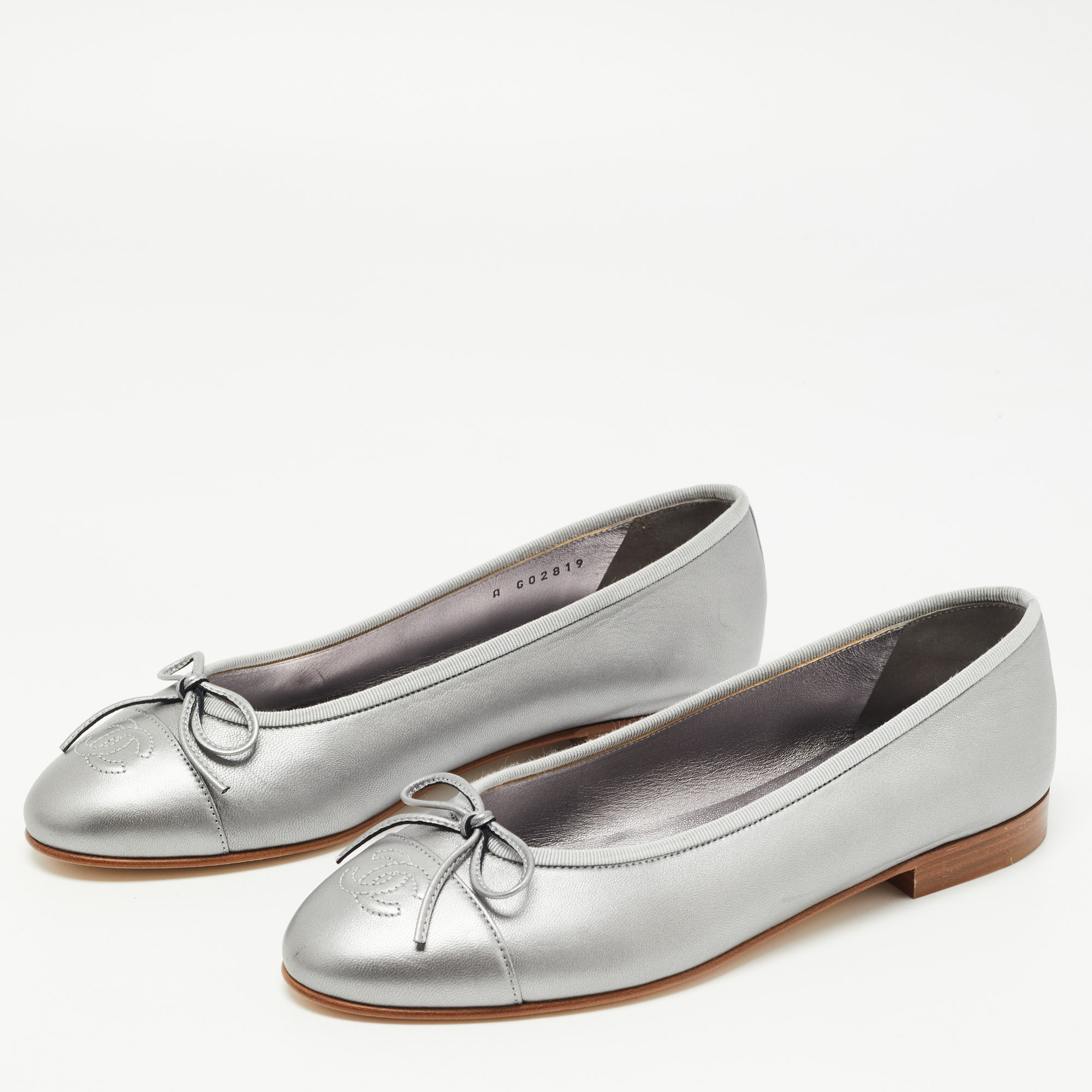 

Chanel Grey Leather Bow CC Cap Toe Ballet Flats Size