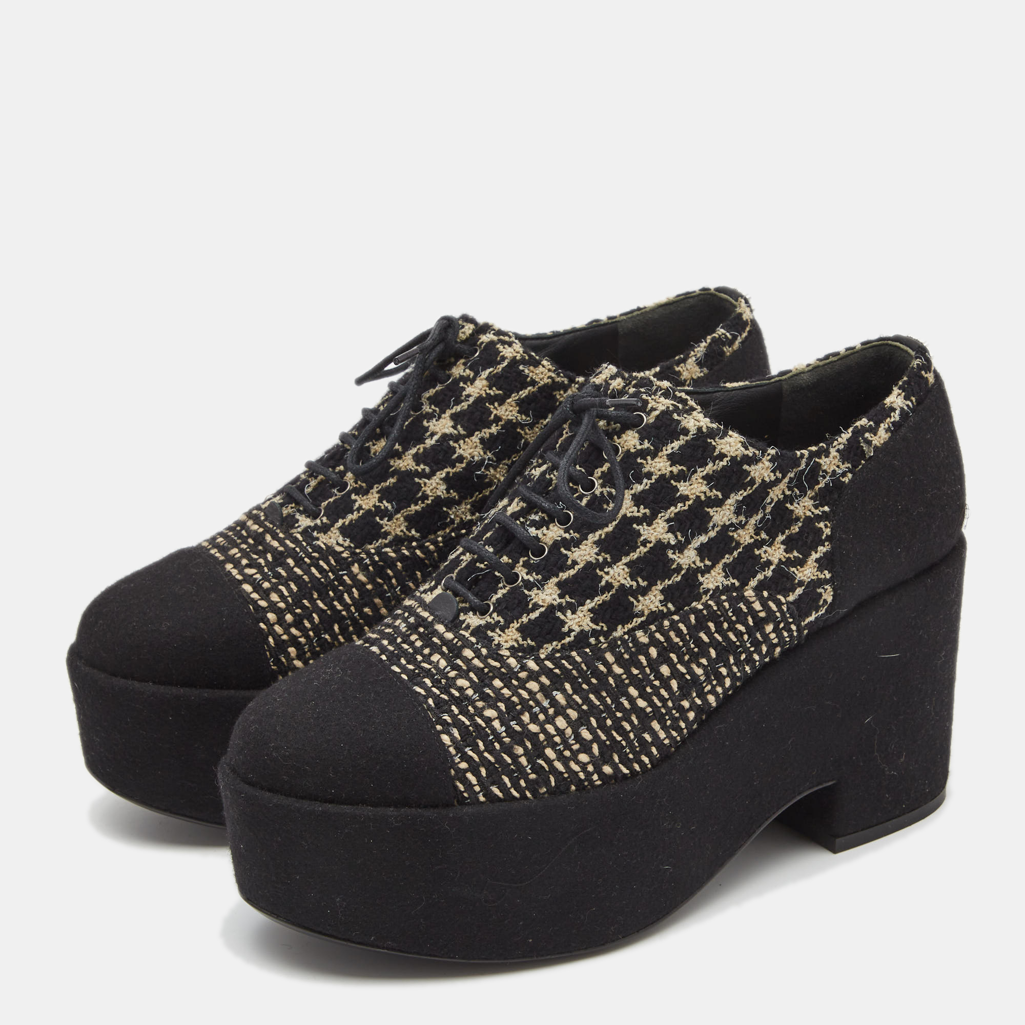 

Chanel Black/Gold Tweed And Felt Lace Up Platform Oxford Size