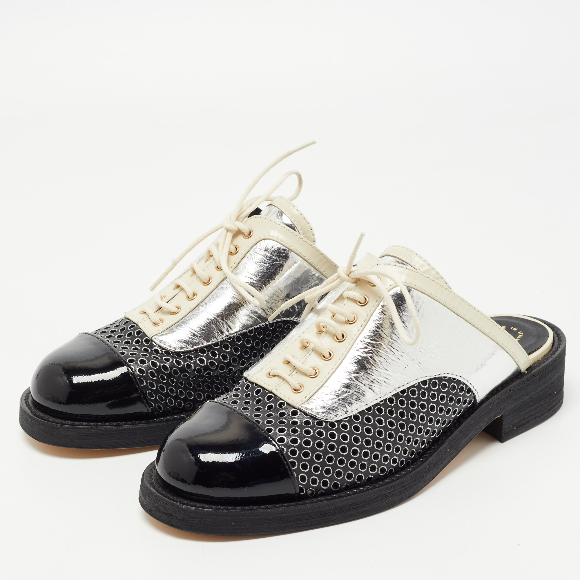 

Chanel Two Tone Patent Leather And Foil Lazer Cut Cuba Cruise Oxford Mules Size, Black