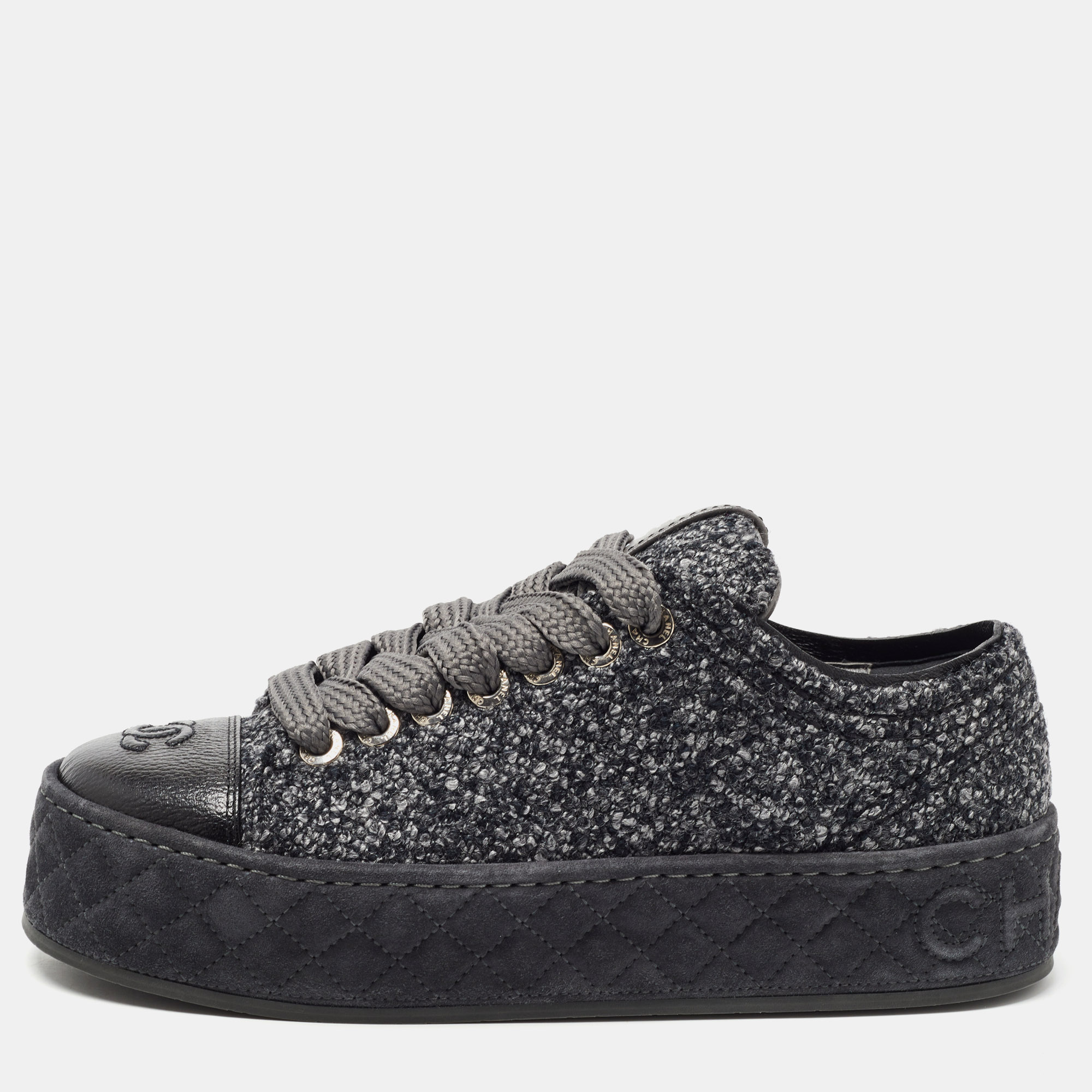 مملوكة مسبقًا Chanel Tweed Grey/Black Woven Fabric and Leather Cap Toe Low Top Sneakers Size 39.5