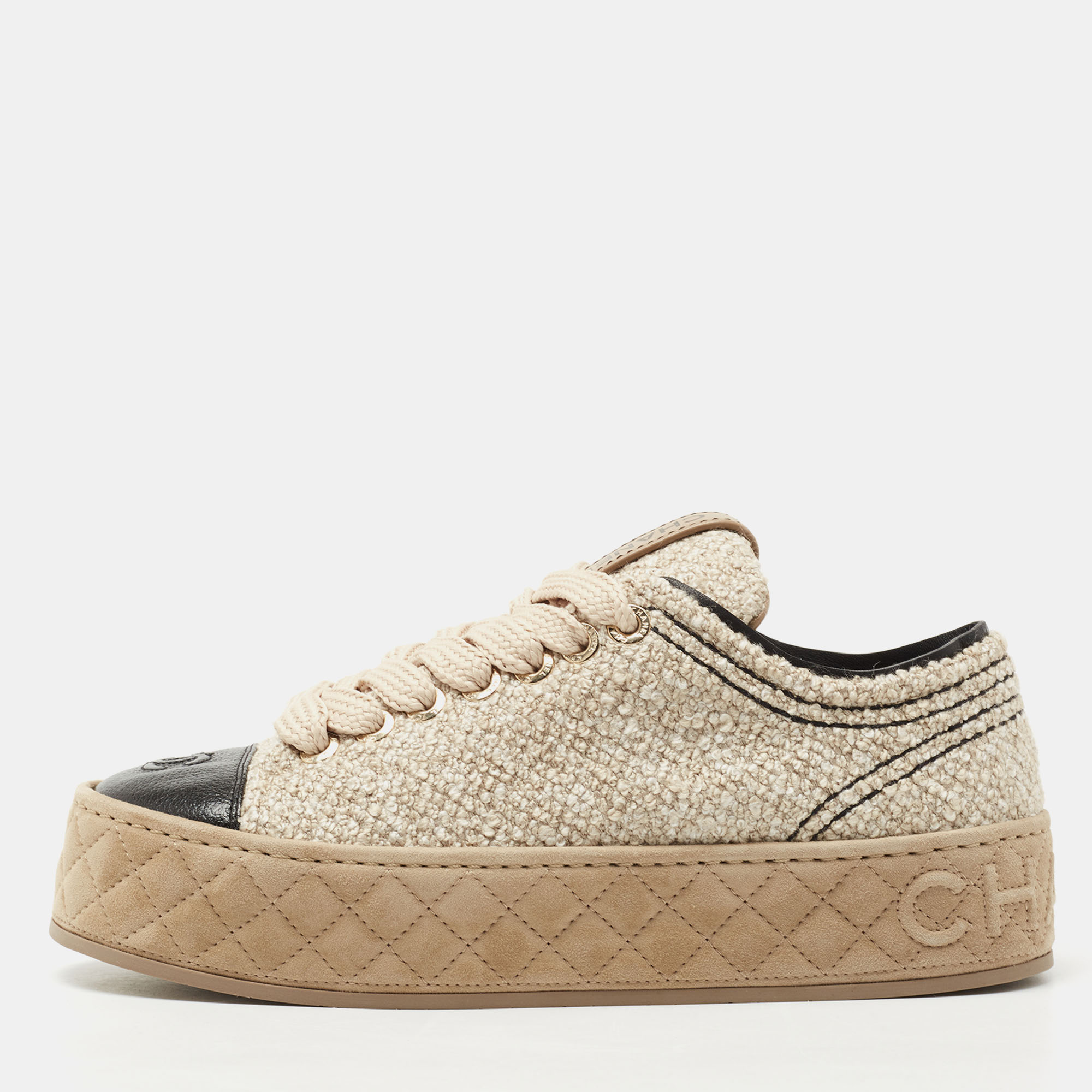 مملوكة مسبقًا Chanel Beige/ Black Tweed and Leather Cap Toe CC Low Top Sneakers Size 39.5