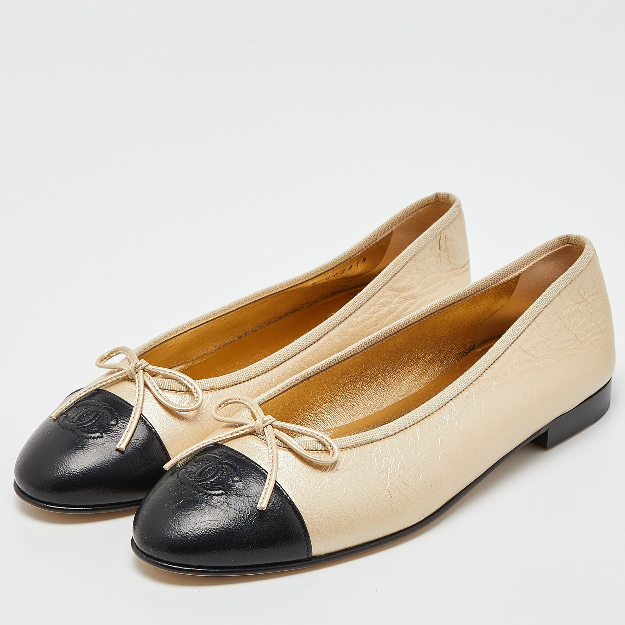 

Chanel Metallic Gold/Black Leather CC Bow Cap Toe Ballet Flats Size