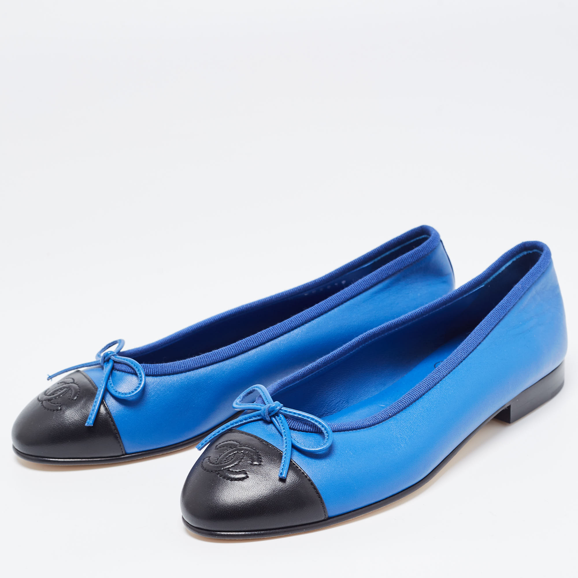 

Chanel Blue/Black Leather CC Ballet Flats Size