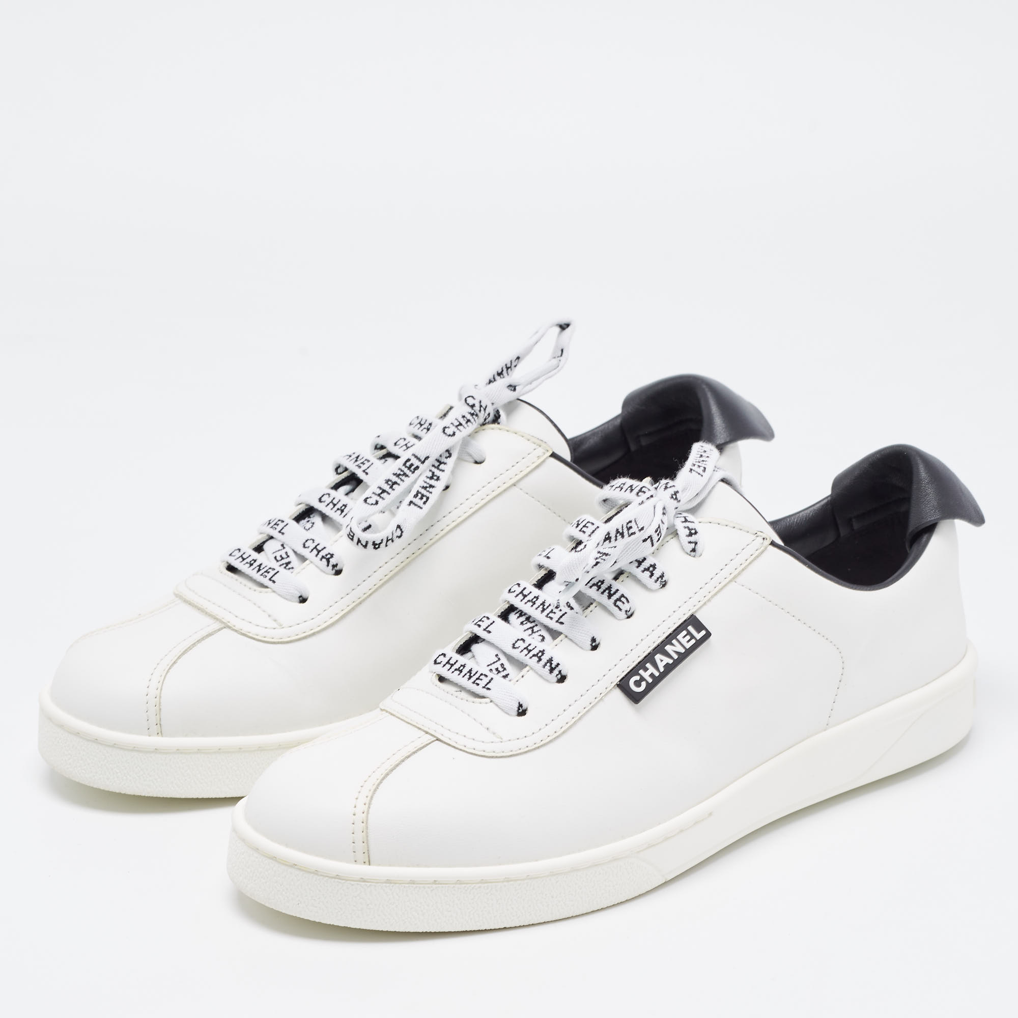 

Chanel White/Black Leather Low Top Sneakers Size