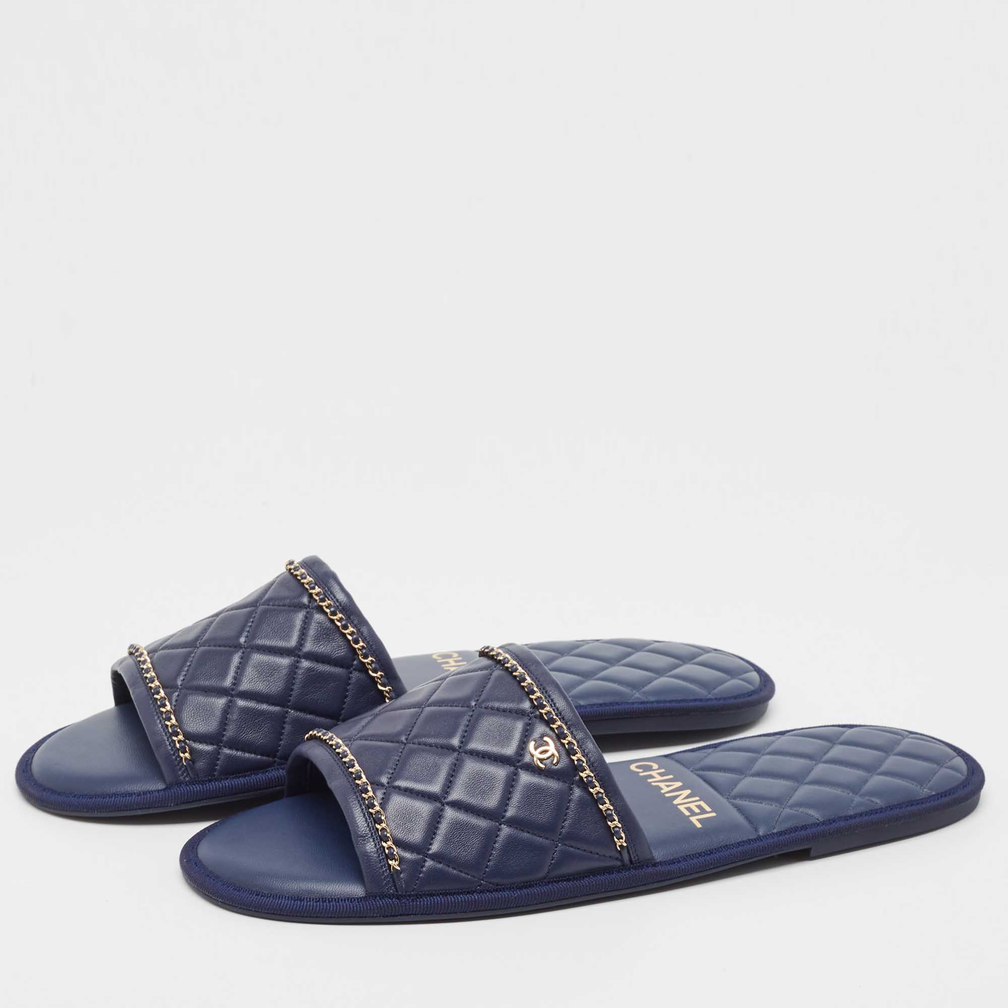 

Chanel Navy Blue Leather Chain Link CC Flat Slides Size