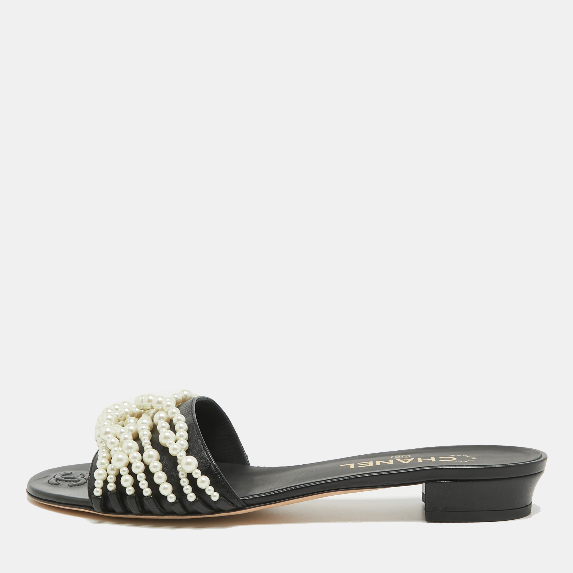مملوكة مسبقًا Chanel Black Leather Pearl Embellished CC Slide Sandals Size 40.5
