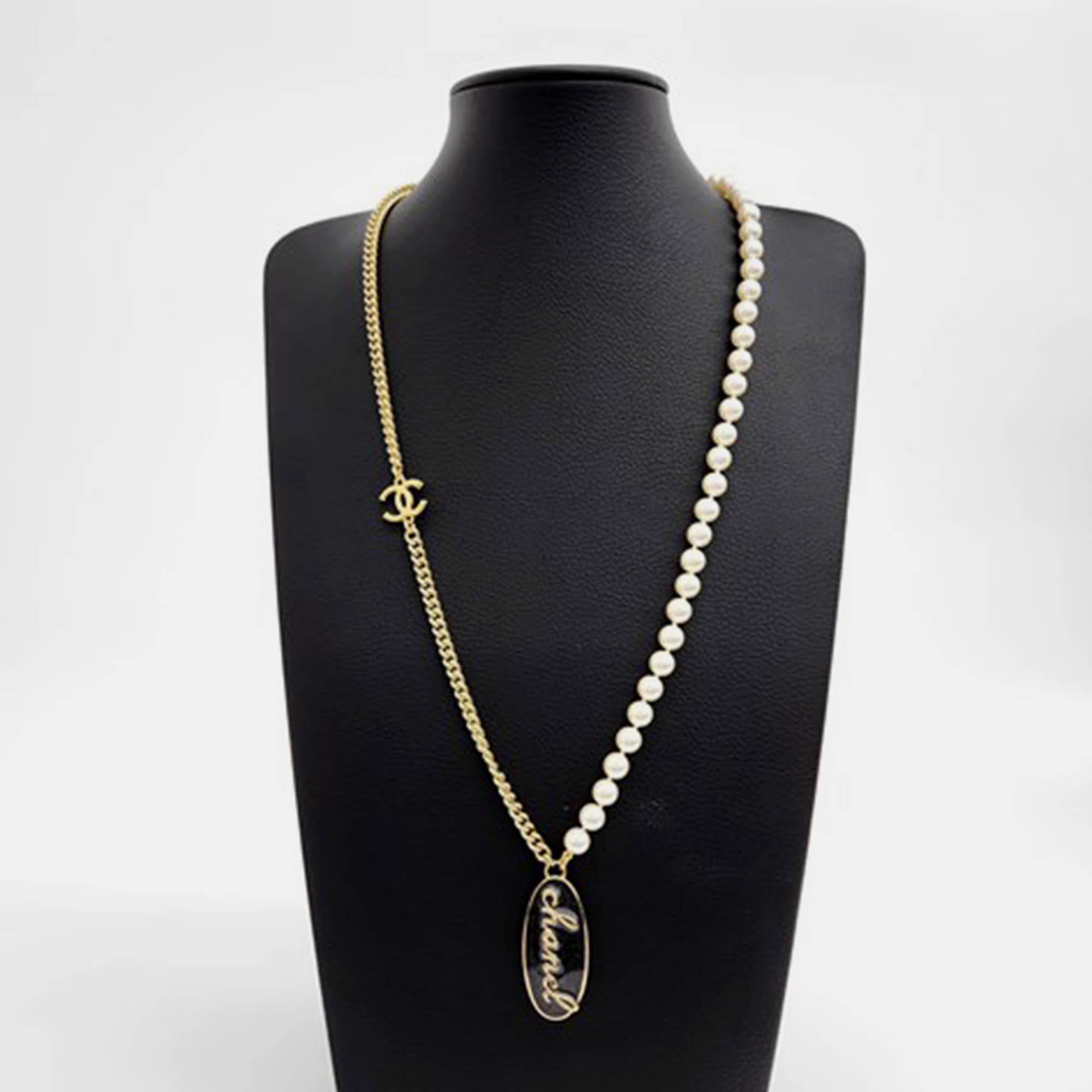

Chanel Black/White Pearl Chain Necklace