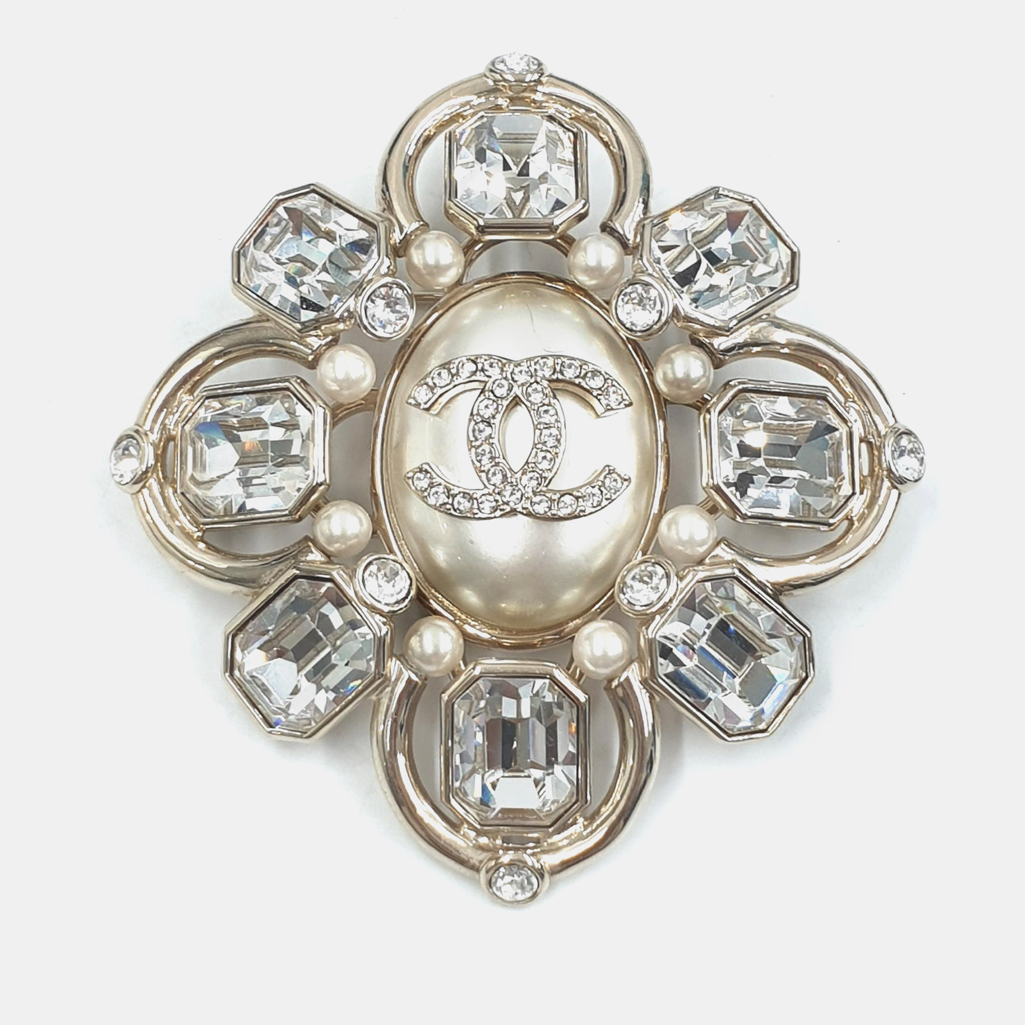 

Chanel White/Gold Pearl Crystal CC Brooch Pearly