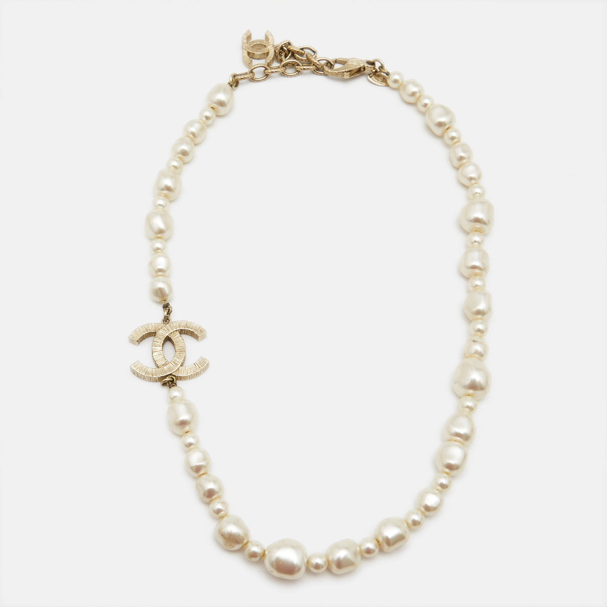 

Chanel CC Classic Short Off White Faux Pearl Gold Tone Necklace