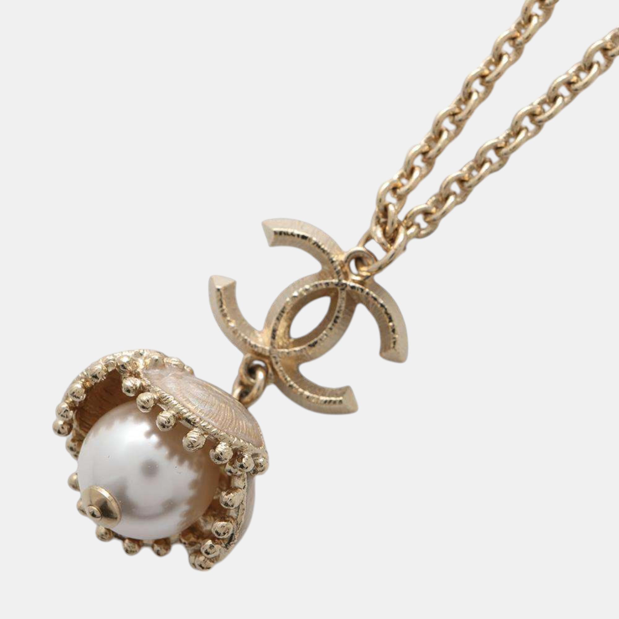 

Chanel Gold Plated/Faux Pearl Cc Logo Flower Necklace