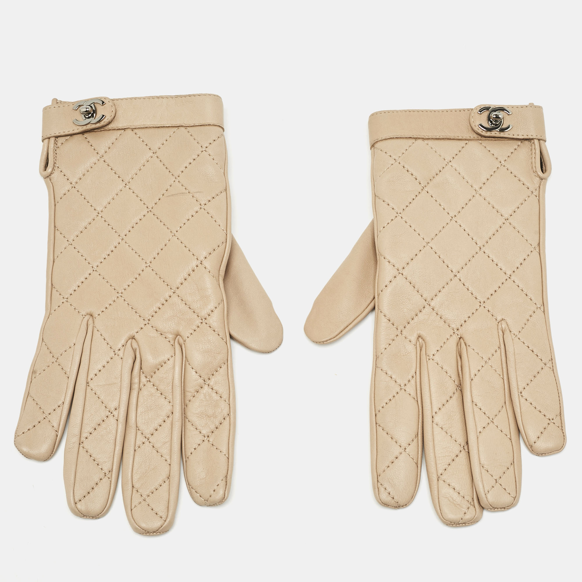 

Chanel Beige Quilted Lambskin Leather CC Turnlock Gloves Size