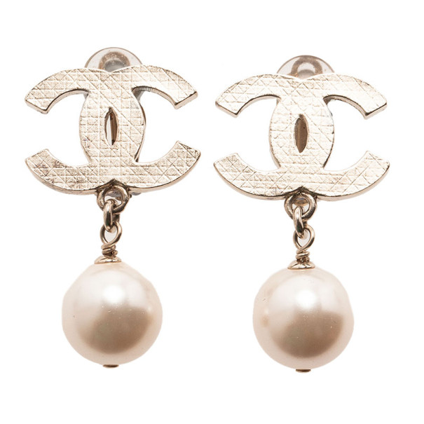مملوكة مسبقًا Chanel CC Pearl Earrings