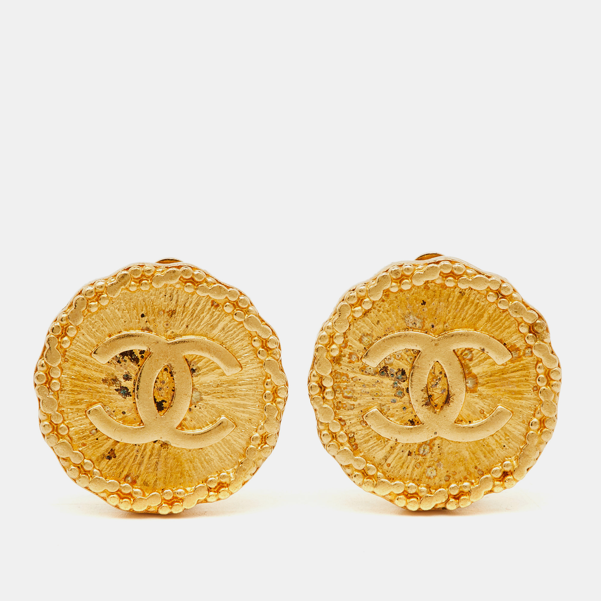 Pre-owned Chanel Cc Textured Gold Tone Round Clip-on Earrings