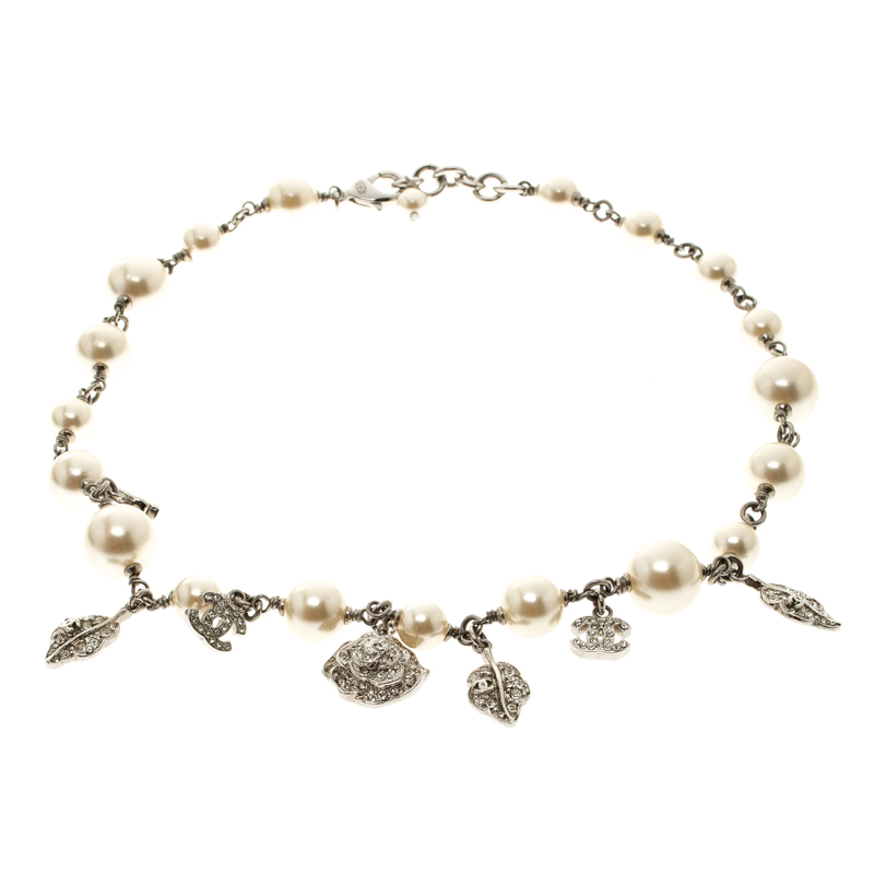 Pre Owned قلادة شانيل CC كريستال لؤلؤ صناعي فضية اللون