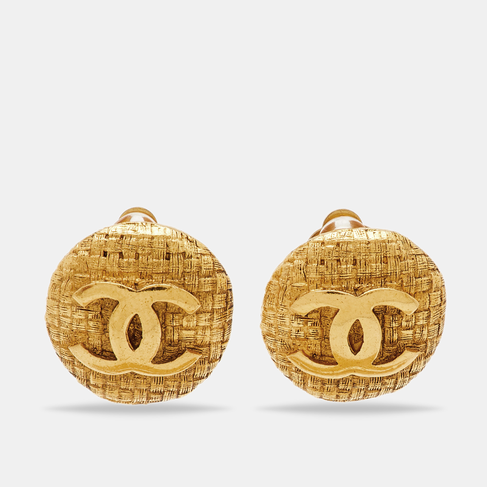 

Chanel CC Quilted Round Gold Tone Clip-on Stud Earrings