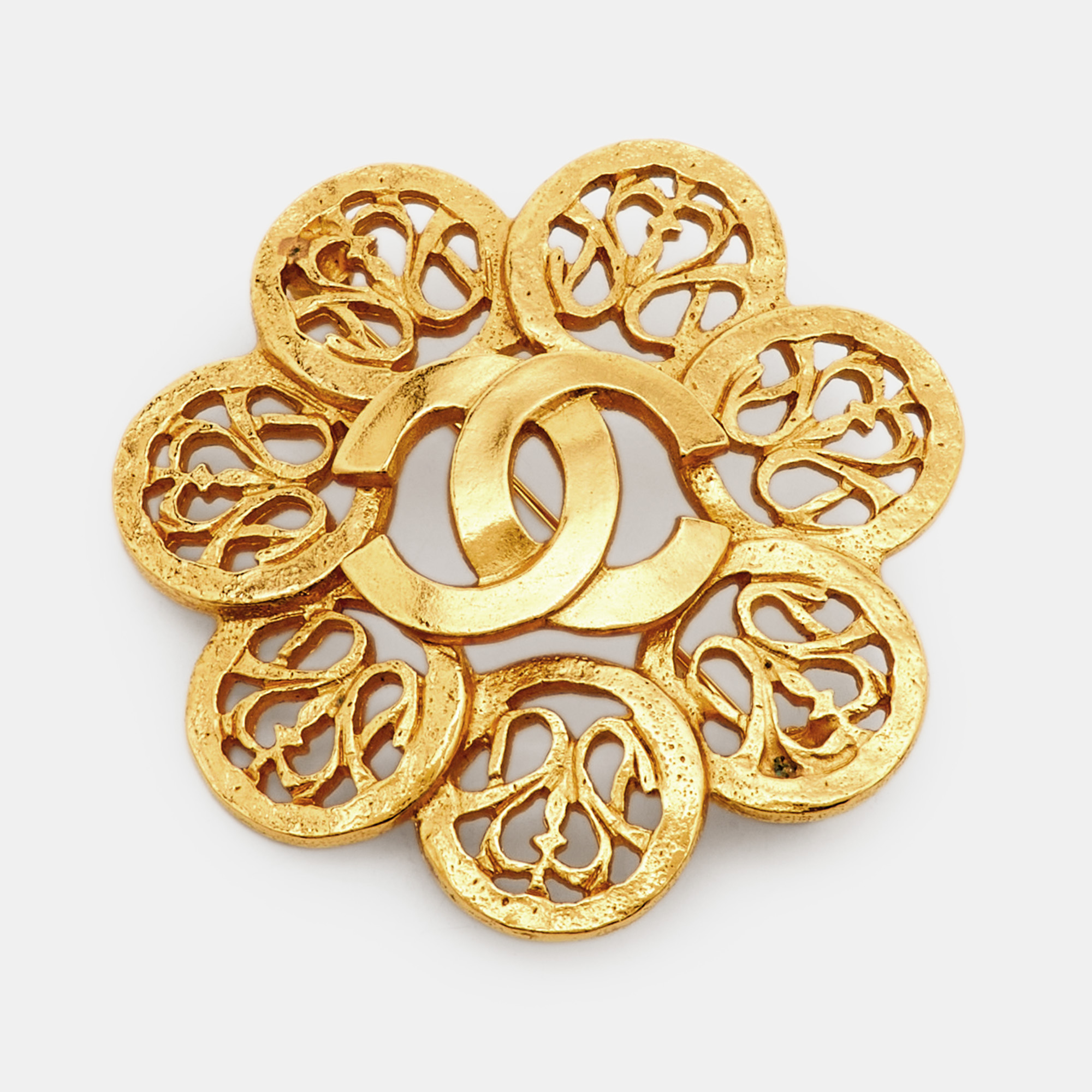 Pre-owned Chanel Cc Round Openwork Gold Tone Pin Brooch