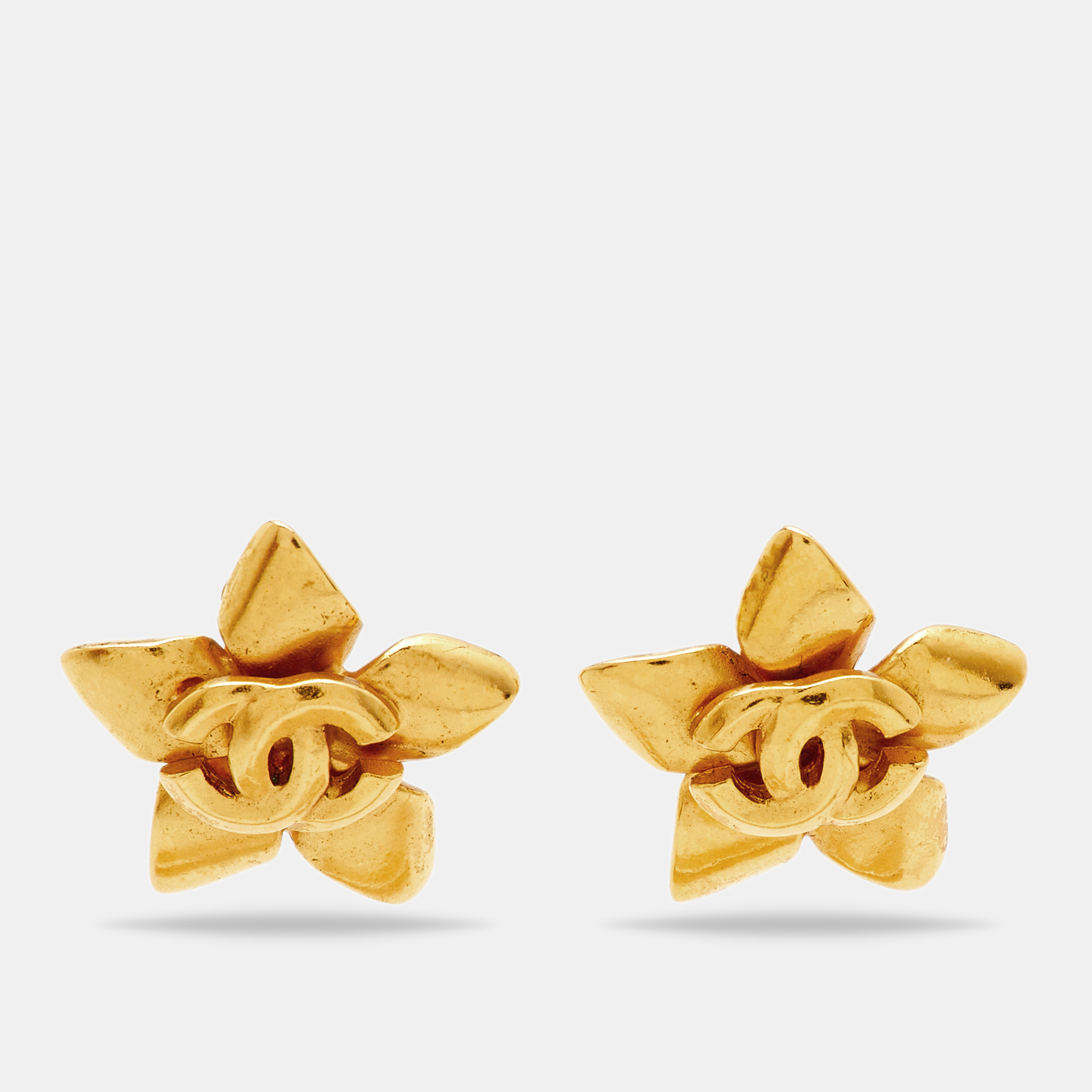 

Chanel CC Flower Gold Tone Clip-on Stud Earrings