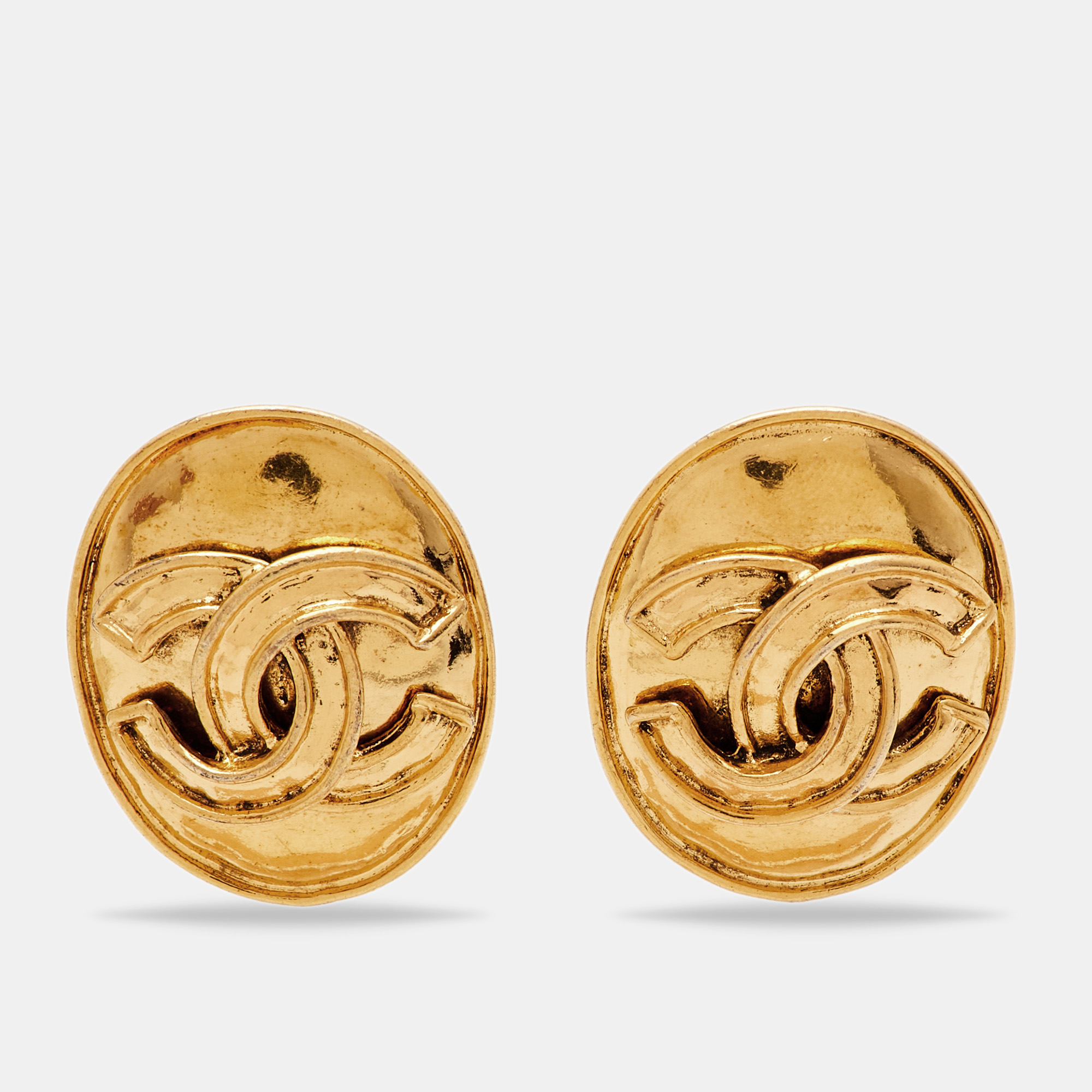 

Chanel CC Oval Gold Tone Clip-on Stud Earrings