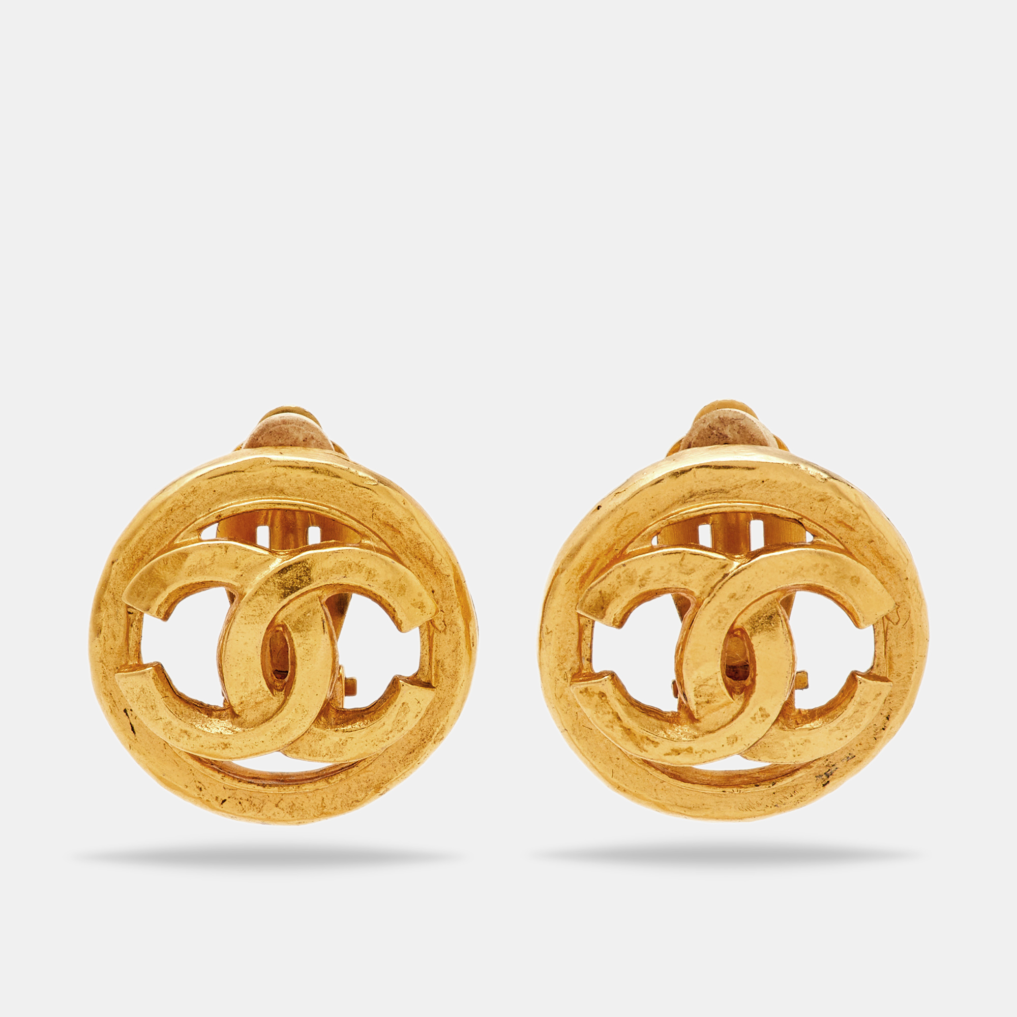 Pre-owned Chanel Cc Gold Tone Round Clip-on Stud Earrings