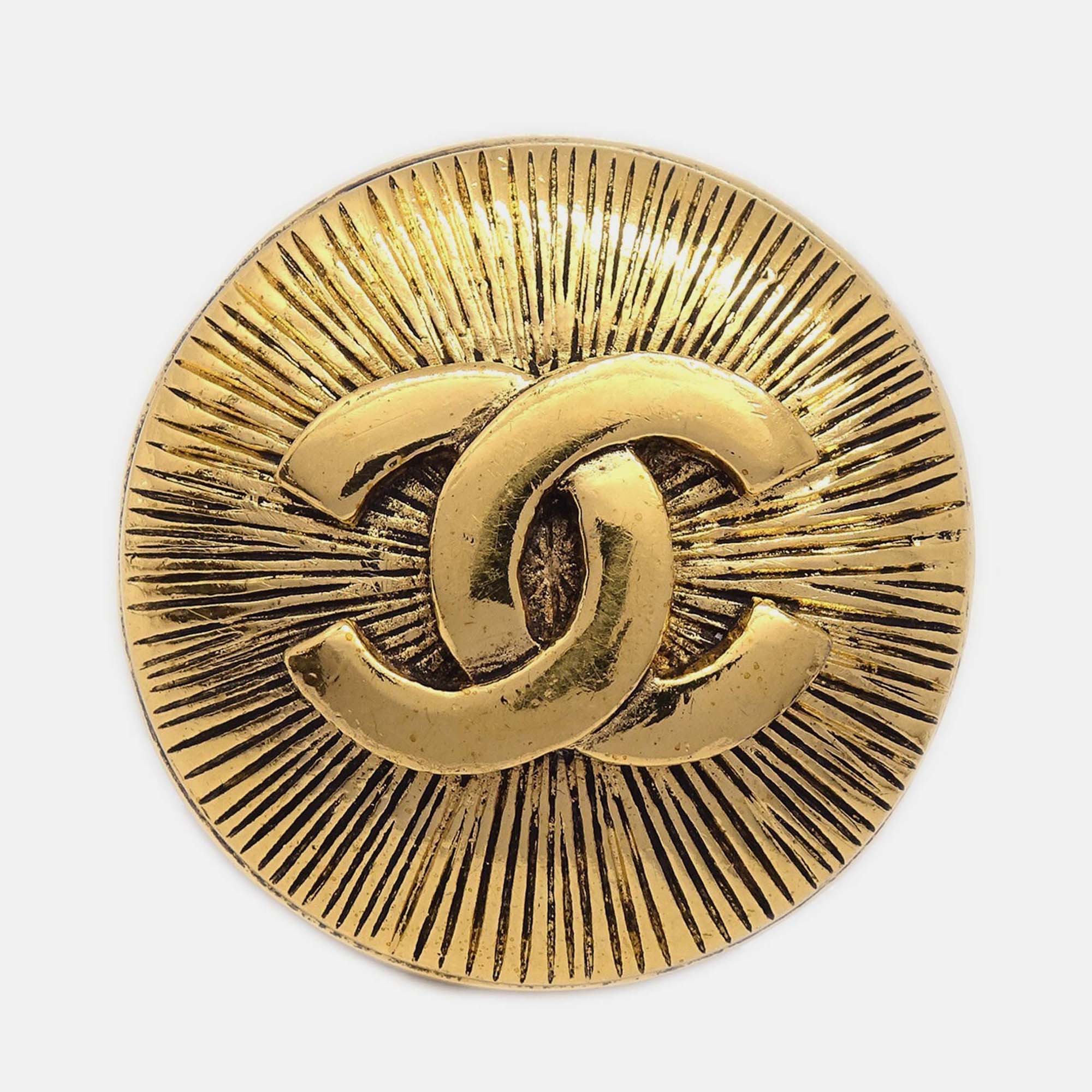

Chanel Brooch Pin Gold