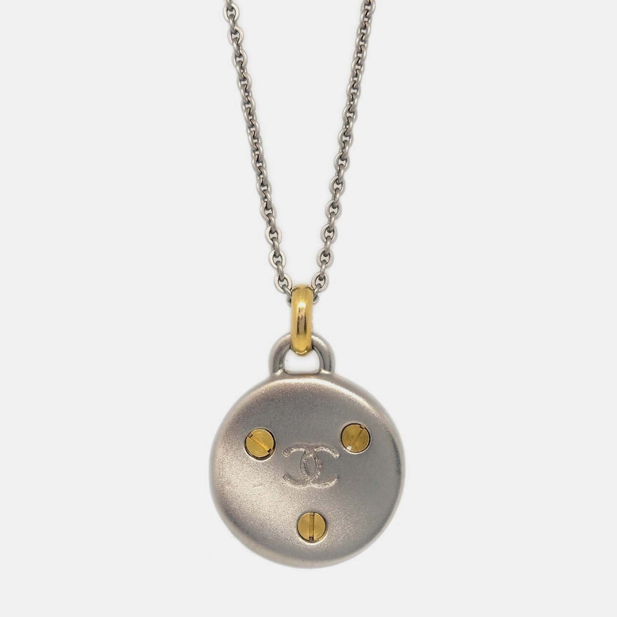 Pre-owned Chanel Medallion Pendant Necklace Silver