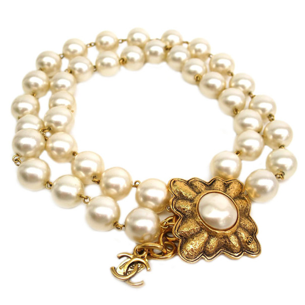 مملوكة مسبقًا Chanel Vintage Faux Pearls Gold Tone Choker Necklace