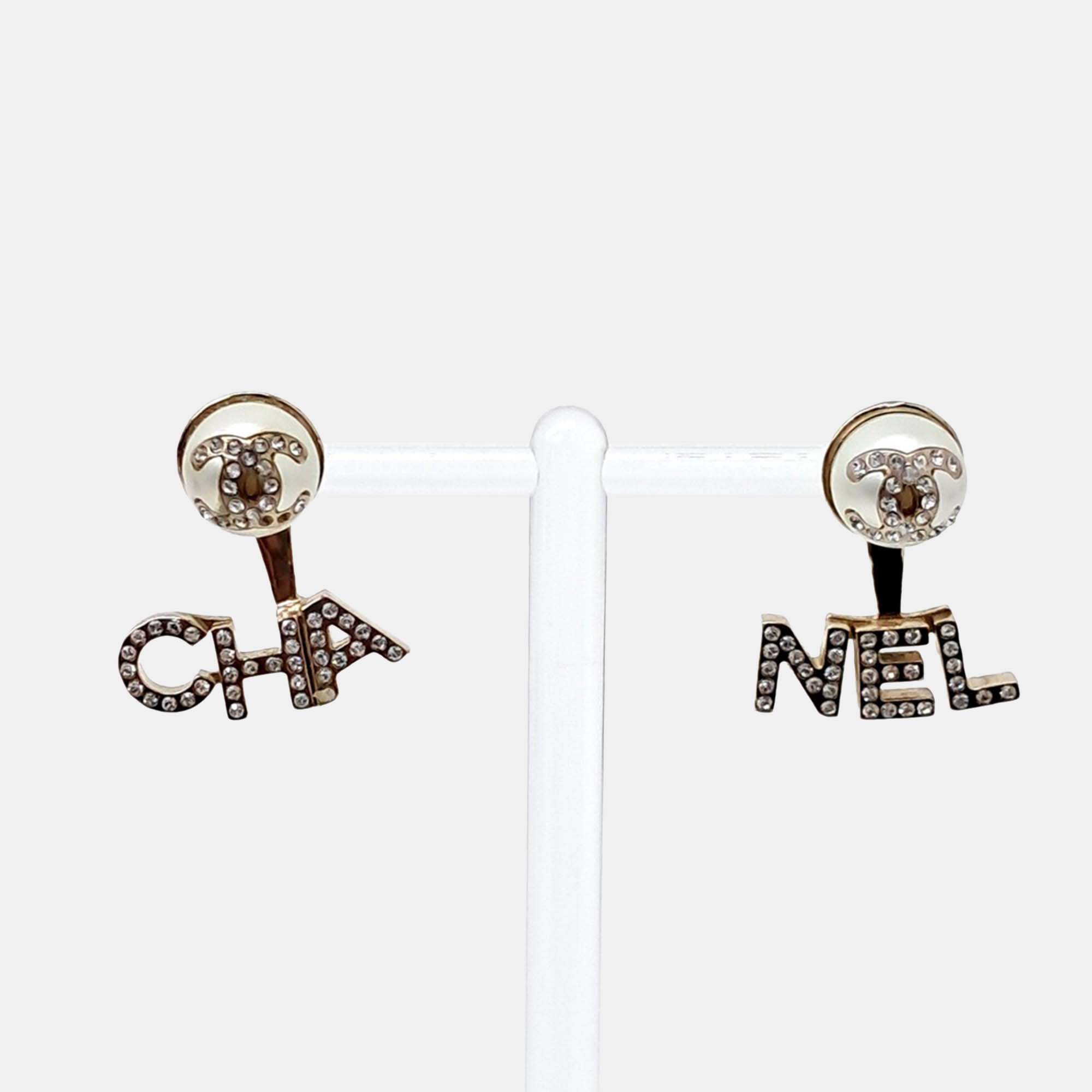 

Chanel Gold Tone Metal earrings