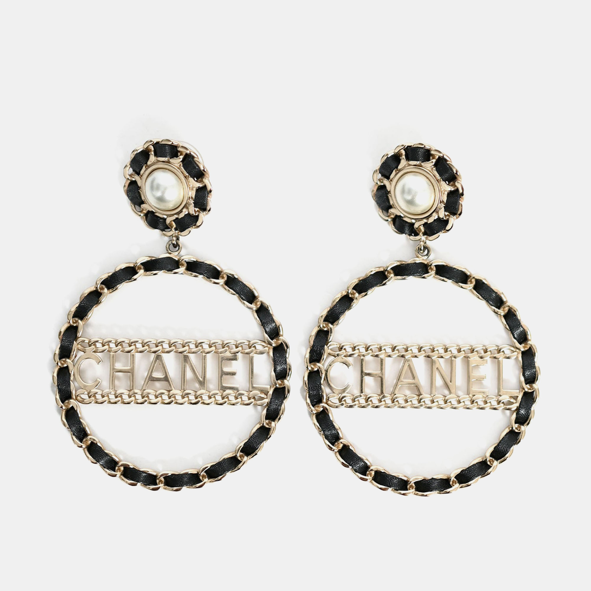 

Chanel 2018 Black Leather Pearl CC Round Earrings