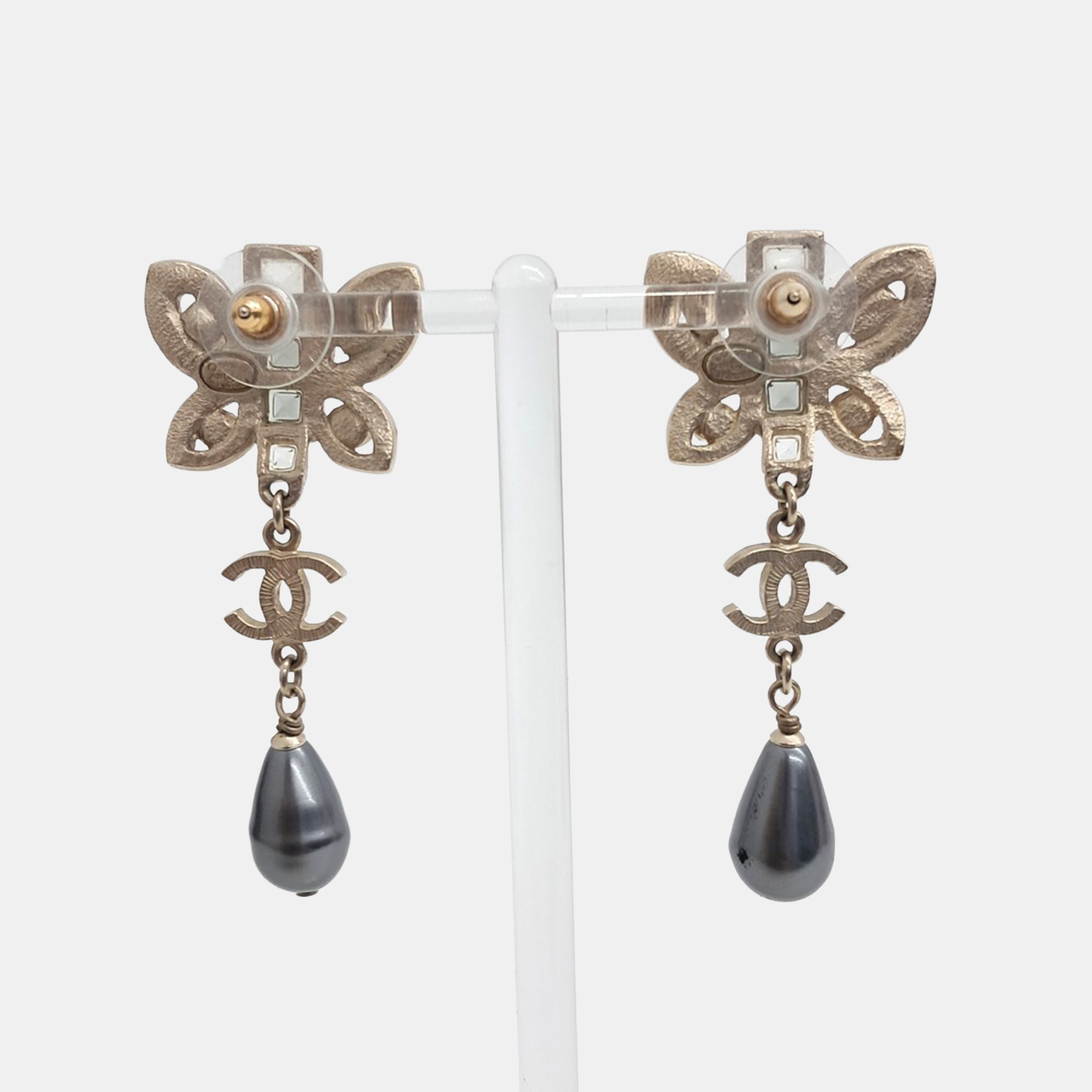 

Chanel Gold Tone Metal earrings