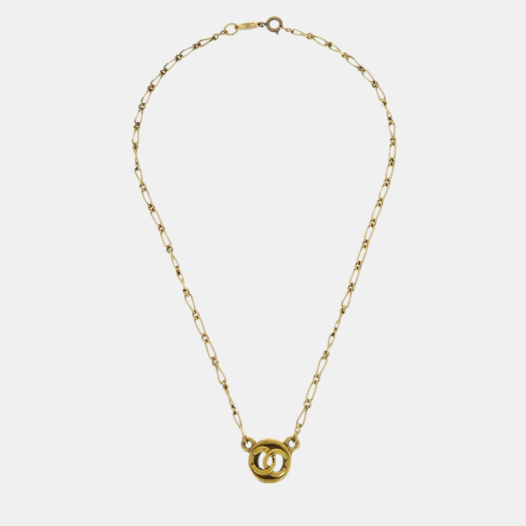 

Chanel Medallion Pendant Necklace Gold