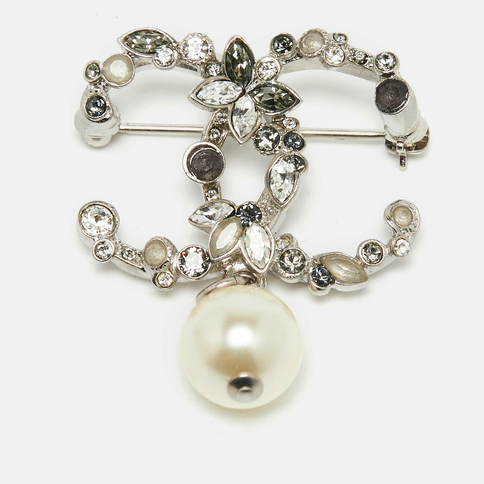 

Chanel CC Crystals Faux Pearl Silver Tone Brooch
