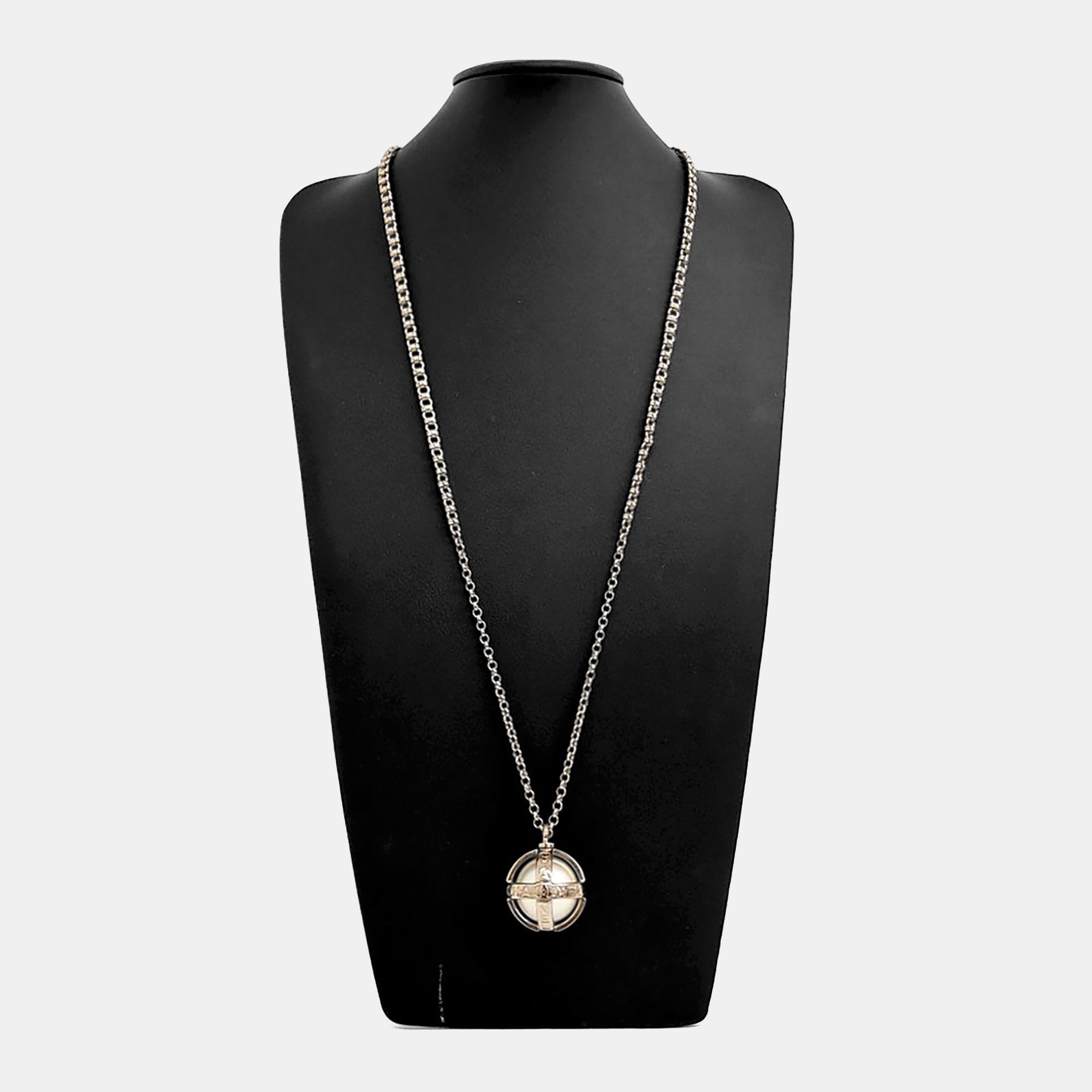 

Chanel Gold Tone Necklace